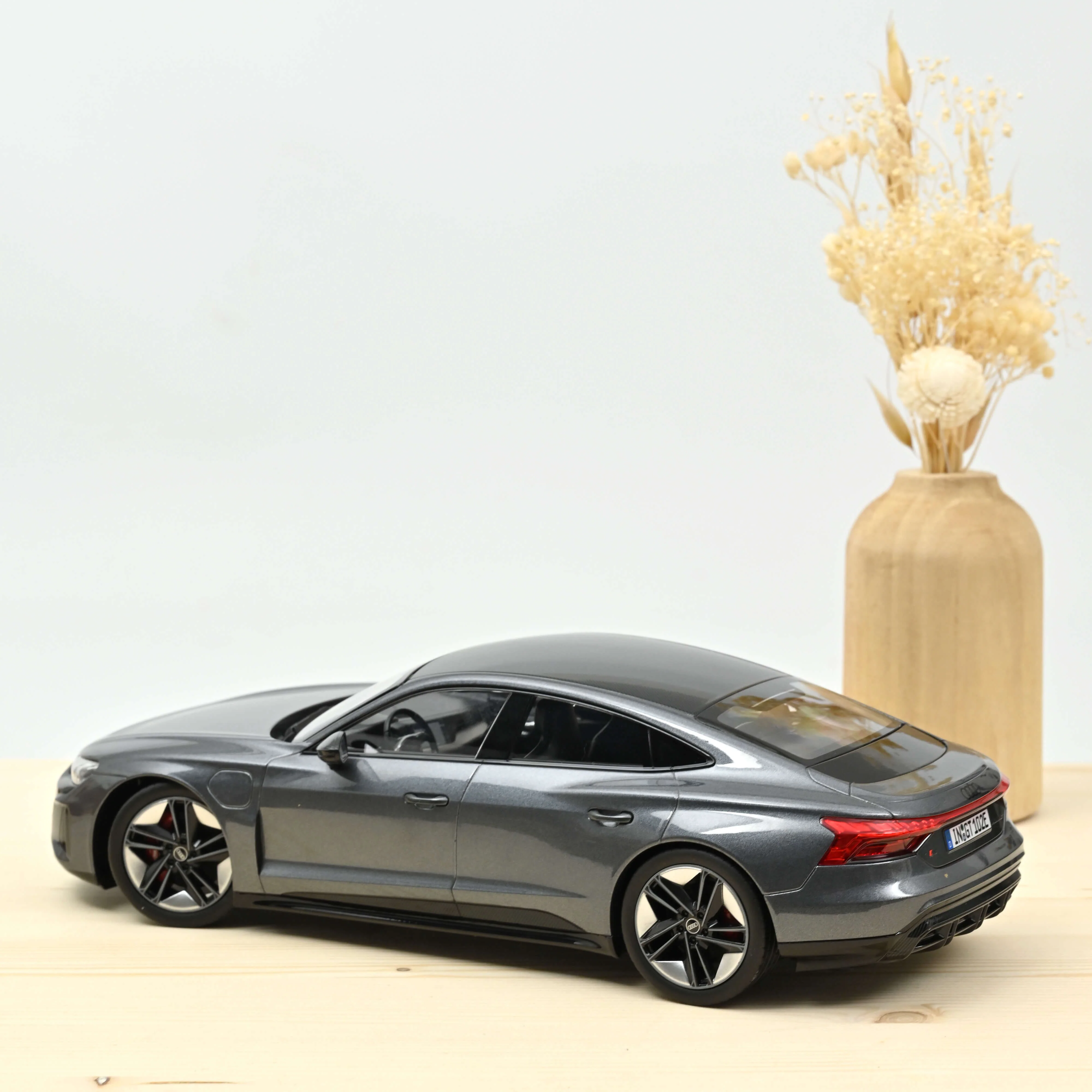 Audi RS e-tron GT 2021 Gris métallique 1/18 - Image 2