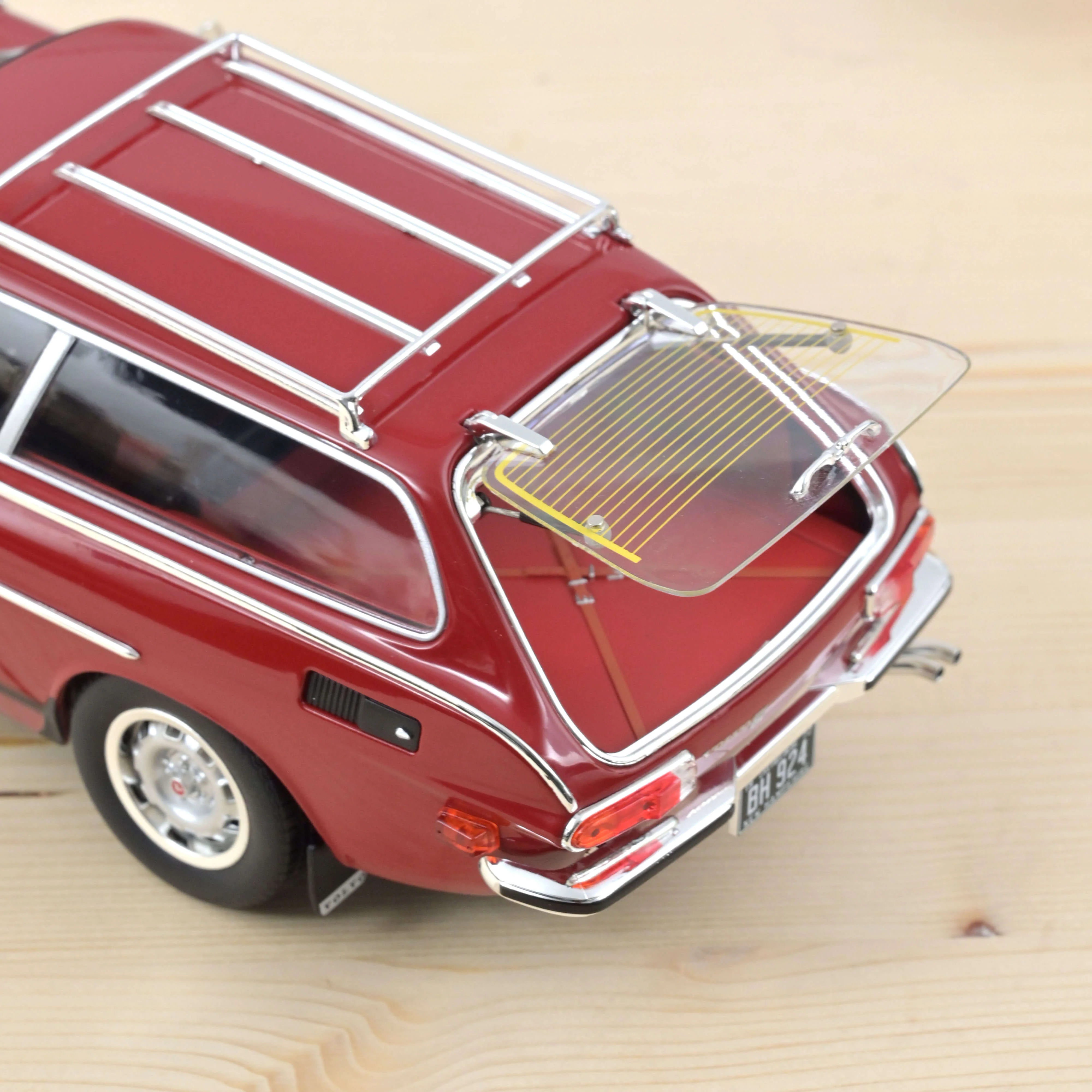 Volvo 1800 ES (version US) 1972 Rouge 1/18 - Image 3