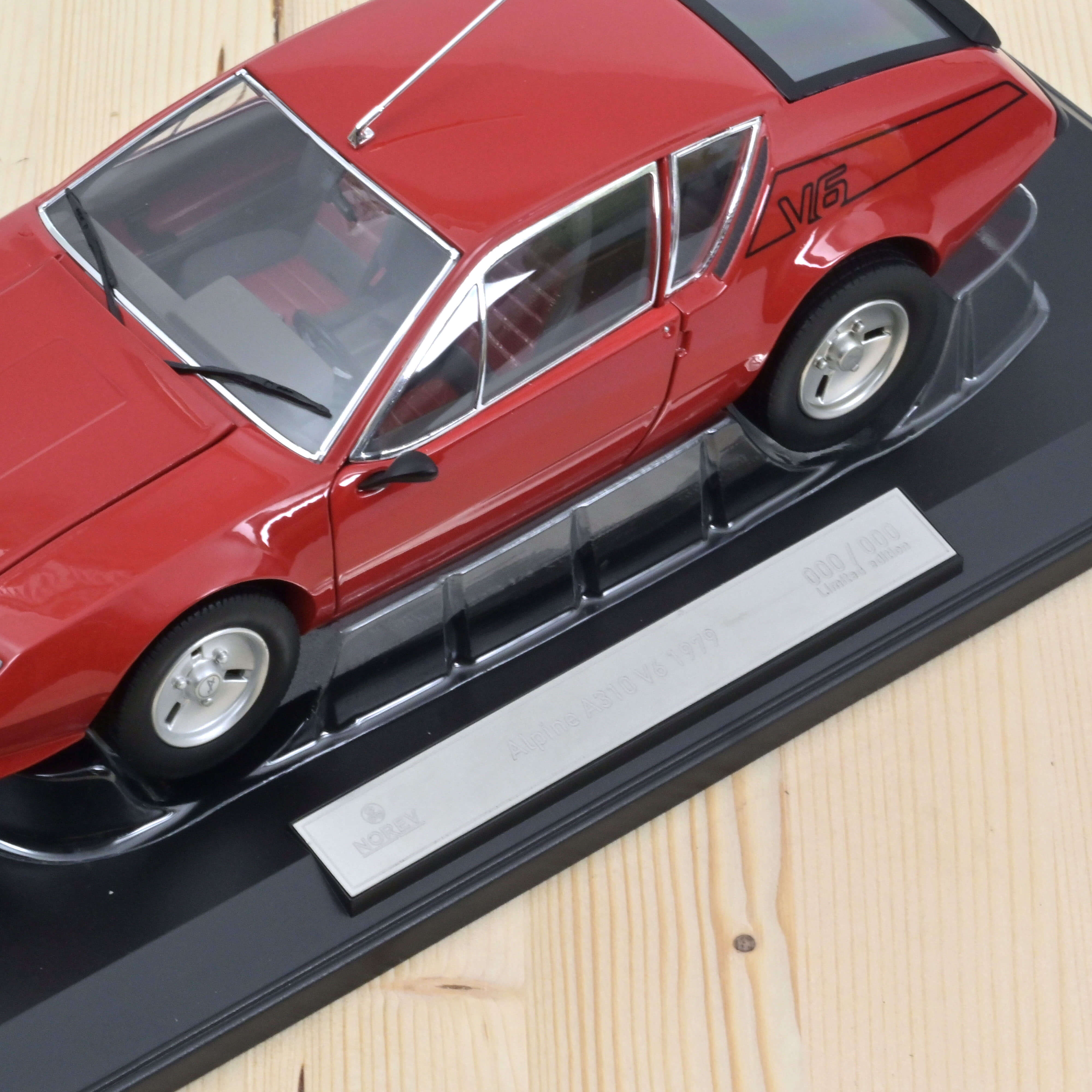 Alpine A310 V6 1979 Rouge avec déco V6 1/18 - 200pcs - Image 4