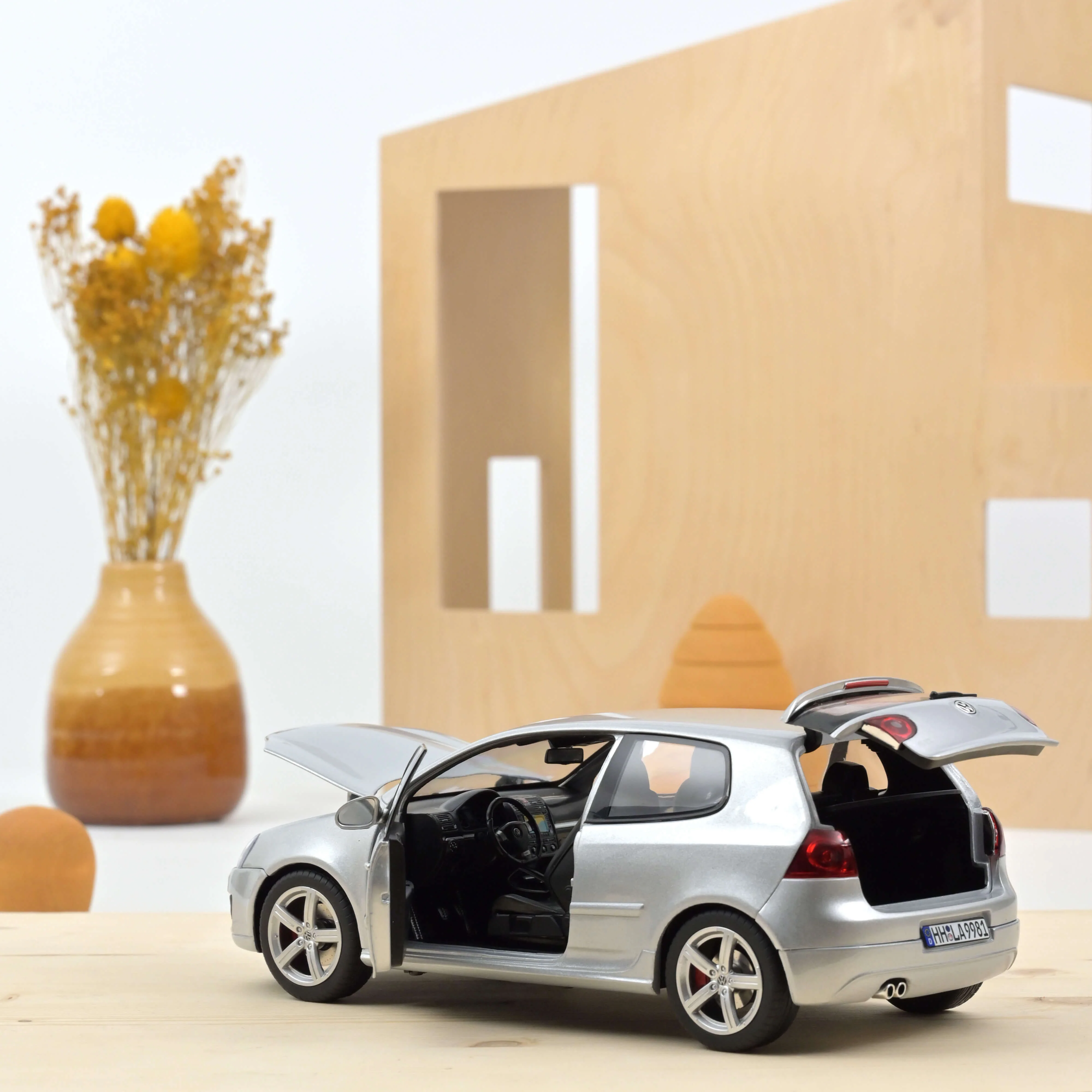 VW Golf GTI Pirelli 2007 Argent 1/18 - Image 2