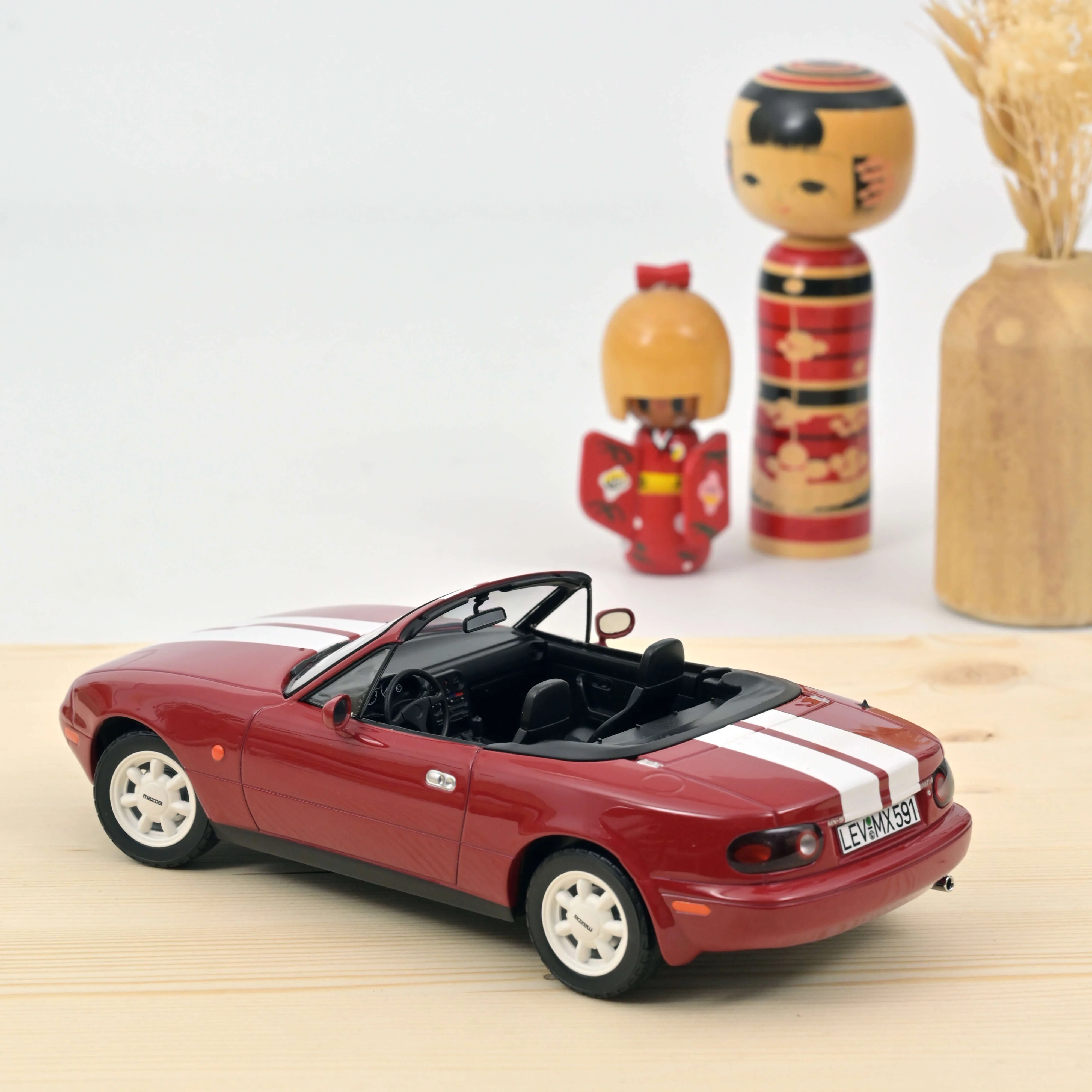 Mazda MX-5 1989 Rouge avec bandes 1/18 - 200pcs - Image 2