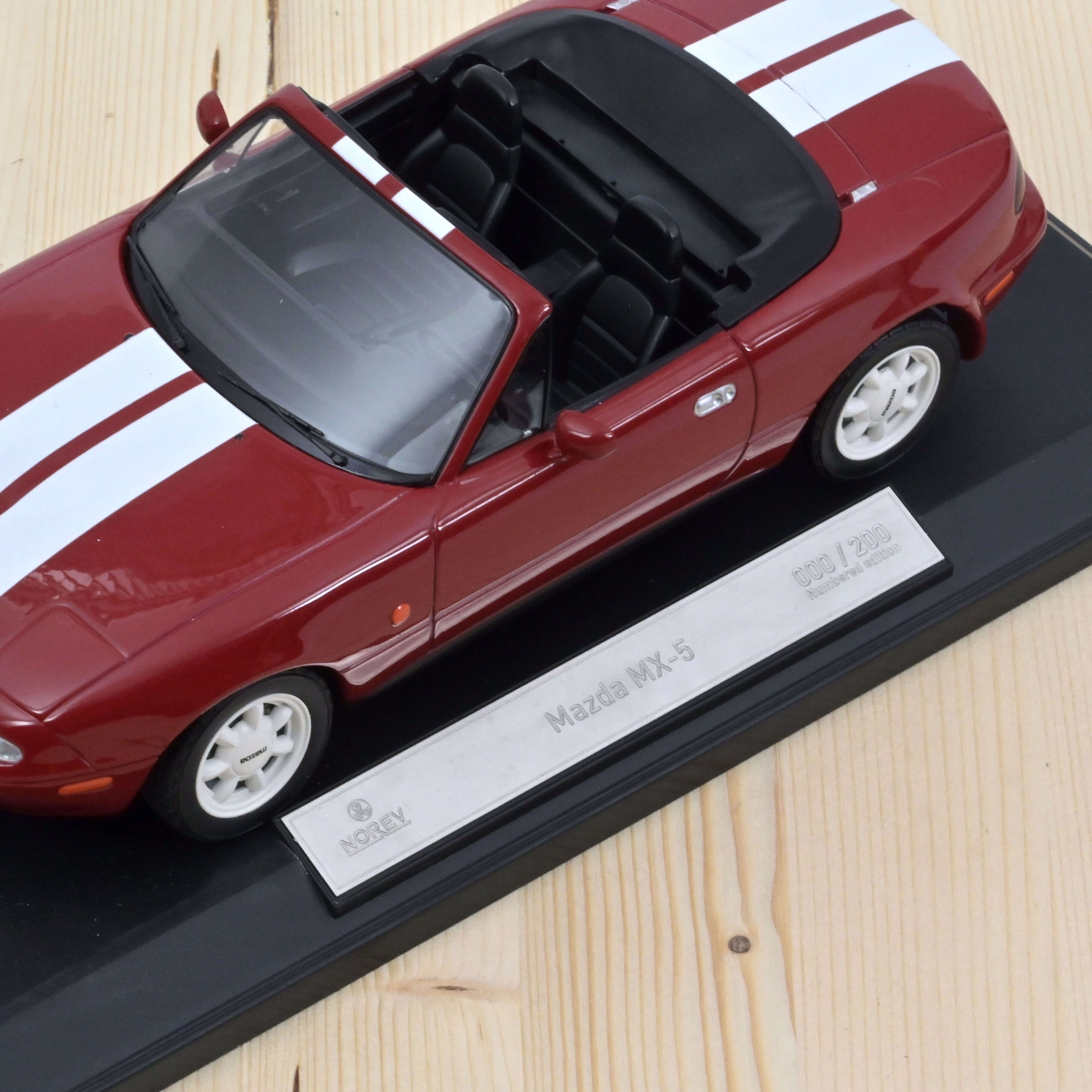 Mazda MX-5 1989 Rouge avec bandes 1/18 - 200pcs - Image 3