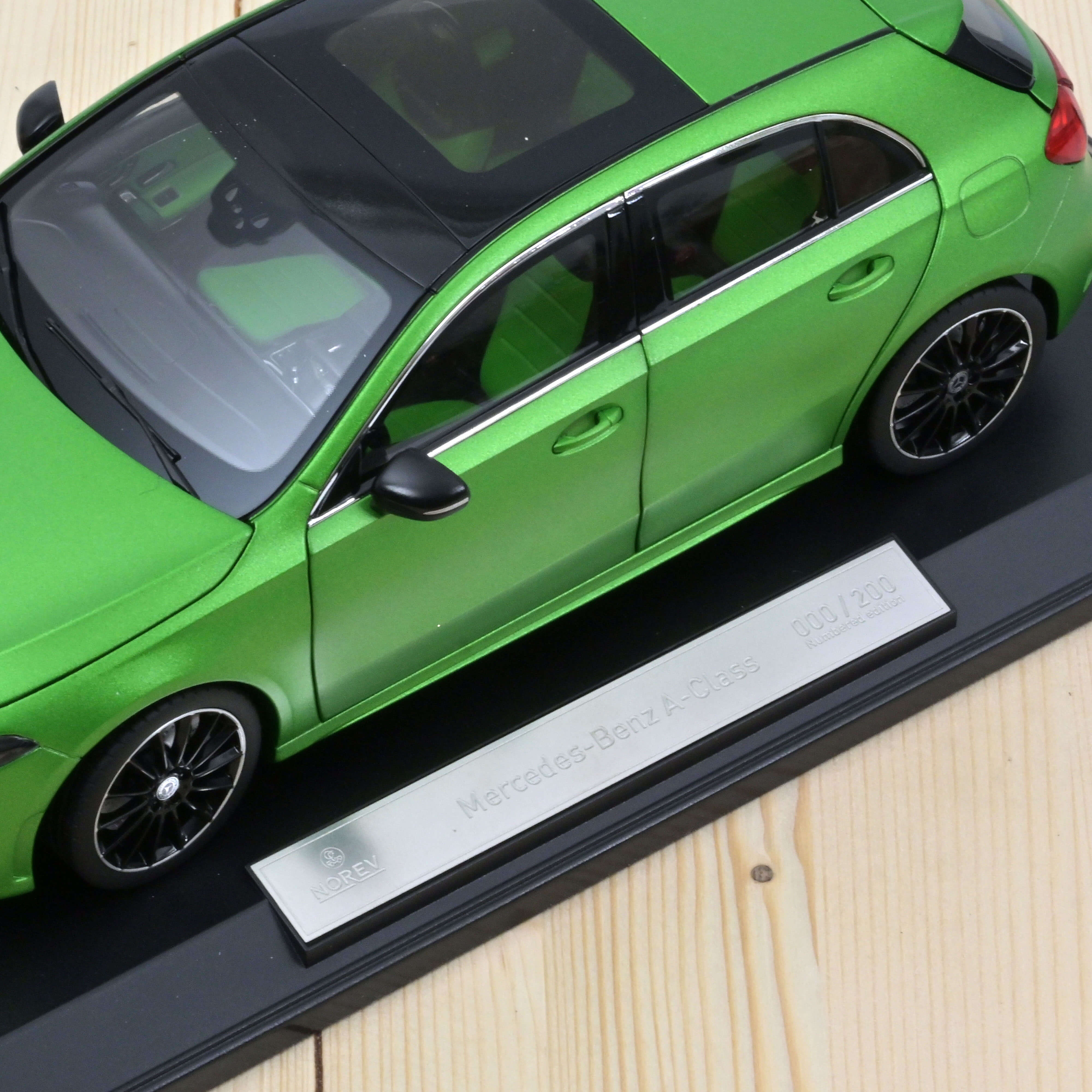 Mercedes-Benz Classe A AMG-Line 2018 Vert métallisé 1/18 - 200pcs - Image 3