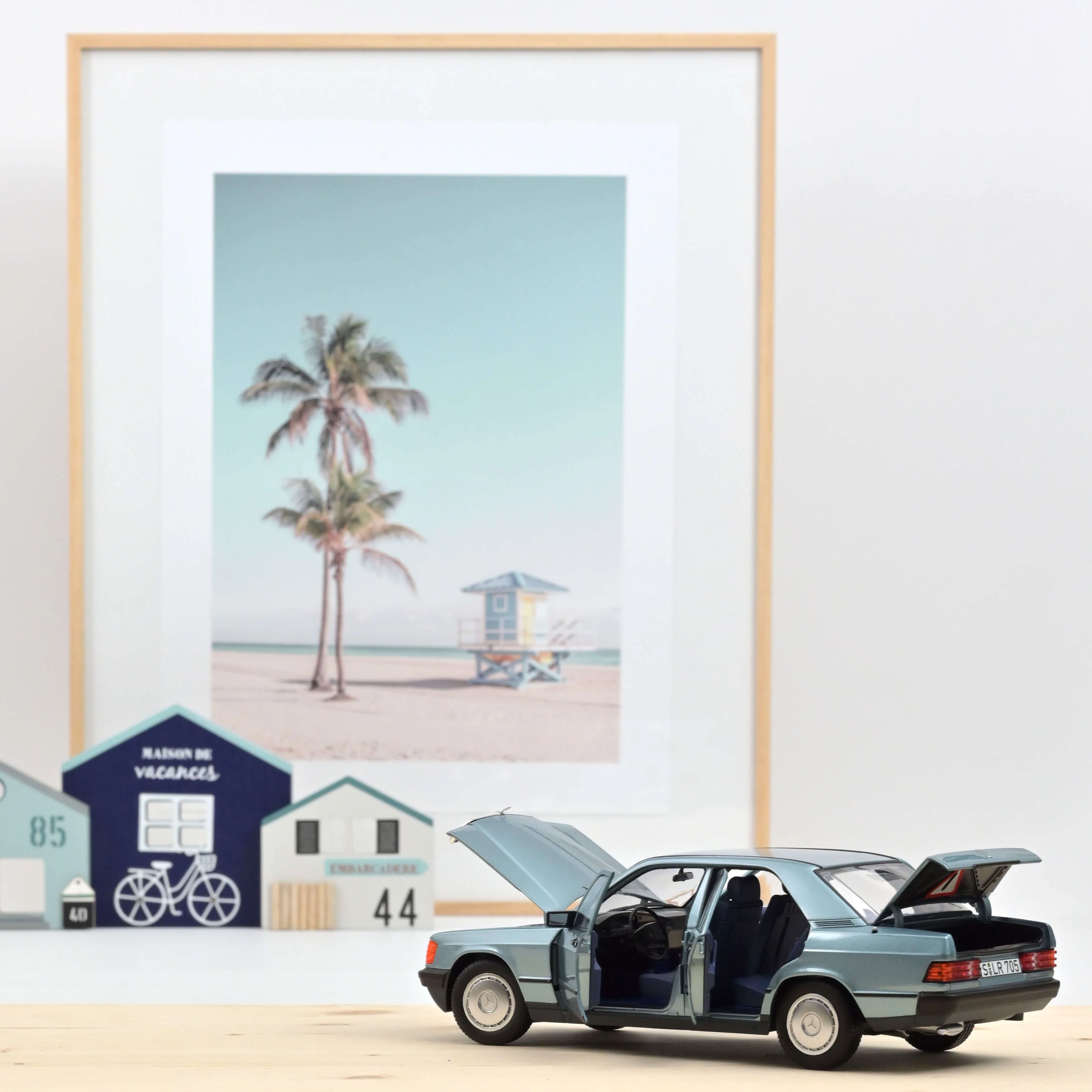 Mercedes-Benz 190 E 1984 Bleu clair métallisé 1/18 - Image 2
