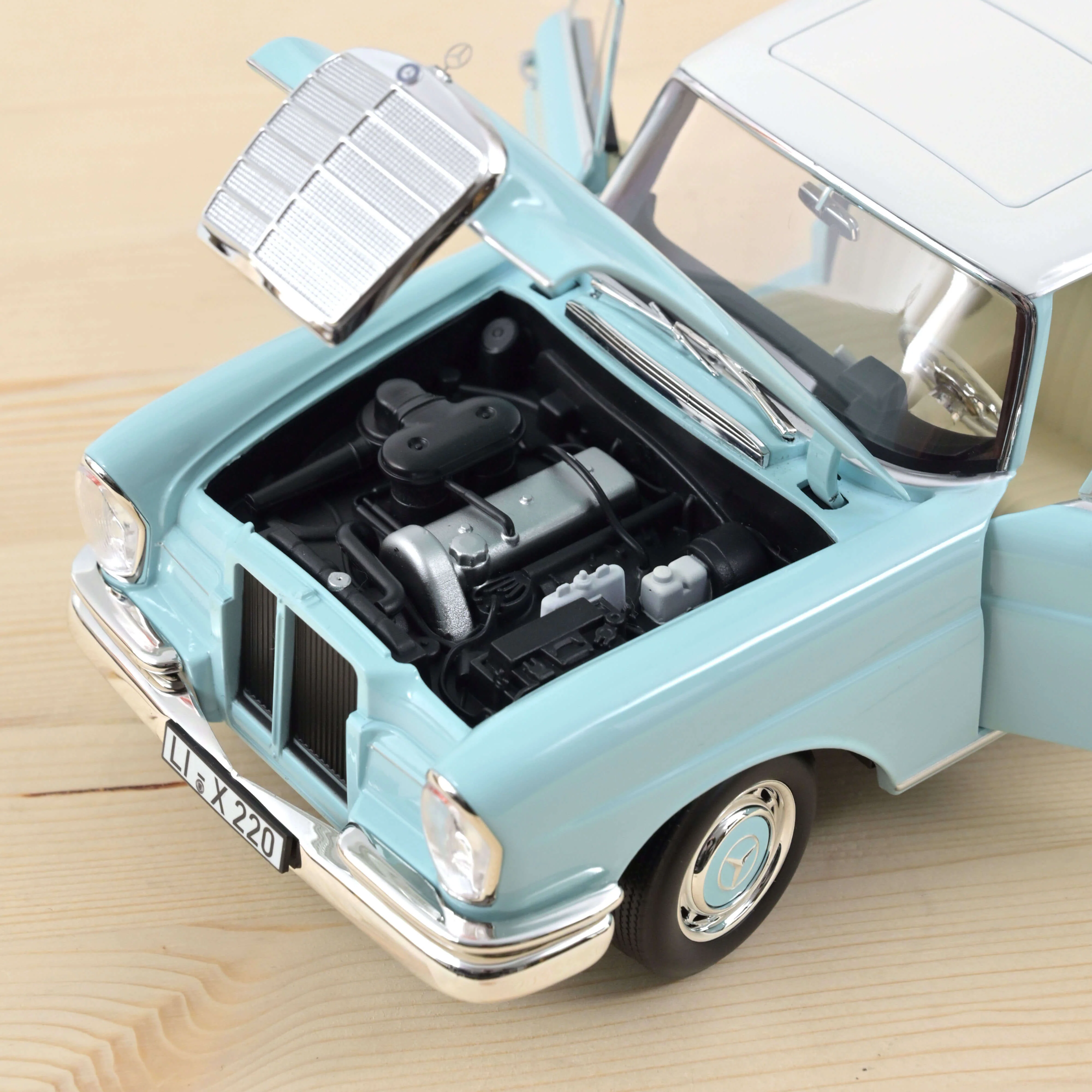 Mercedes-Benz 220 S 1965 Bleu clair 1/18 - Image 3