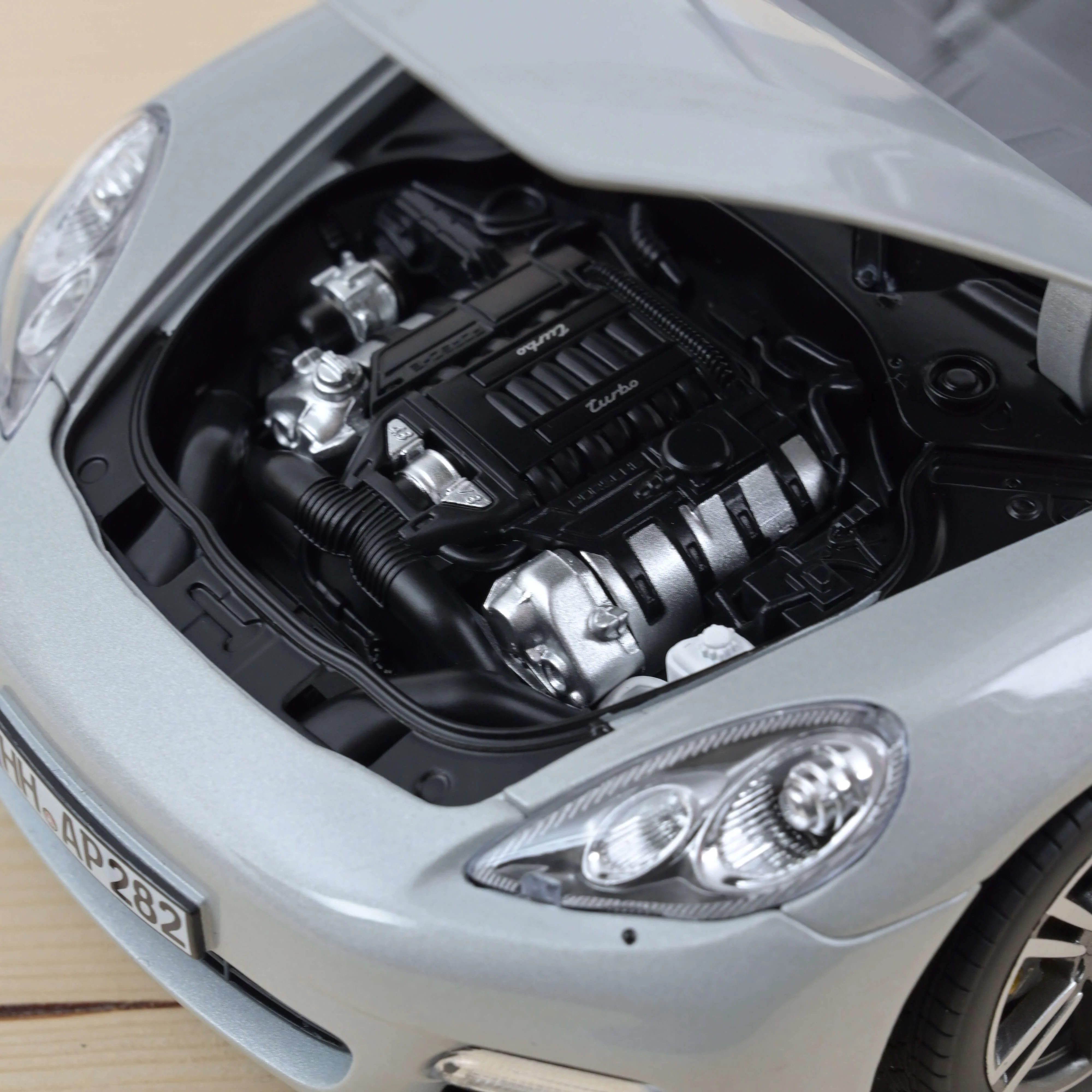 Porsche Panamera Turbo 2009 Argent 1/18 - Image 3