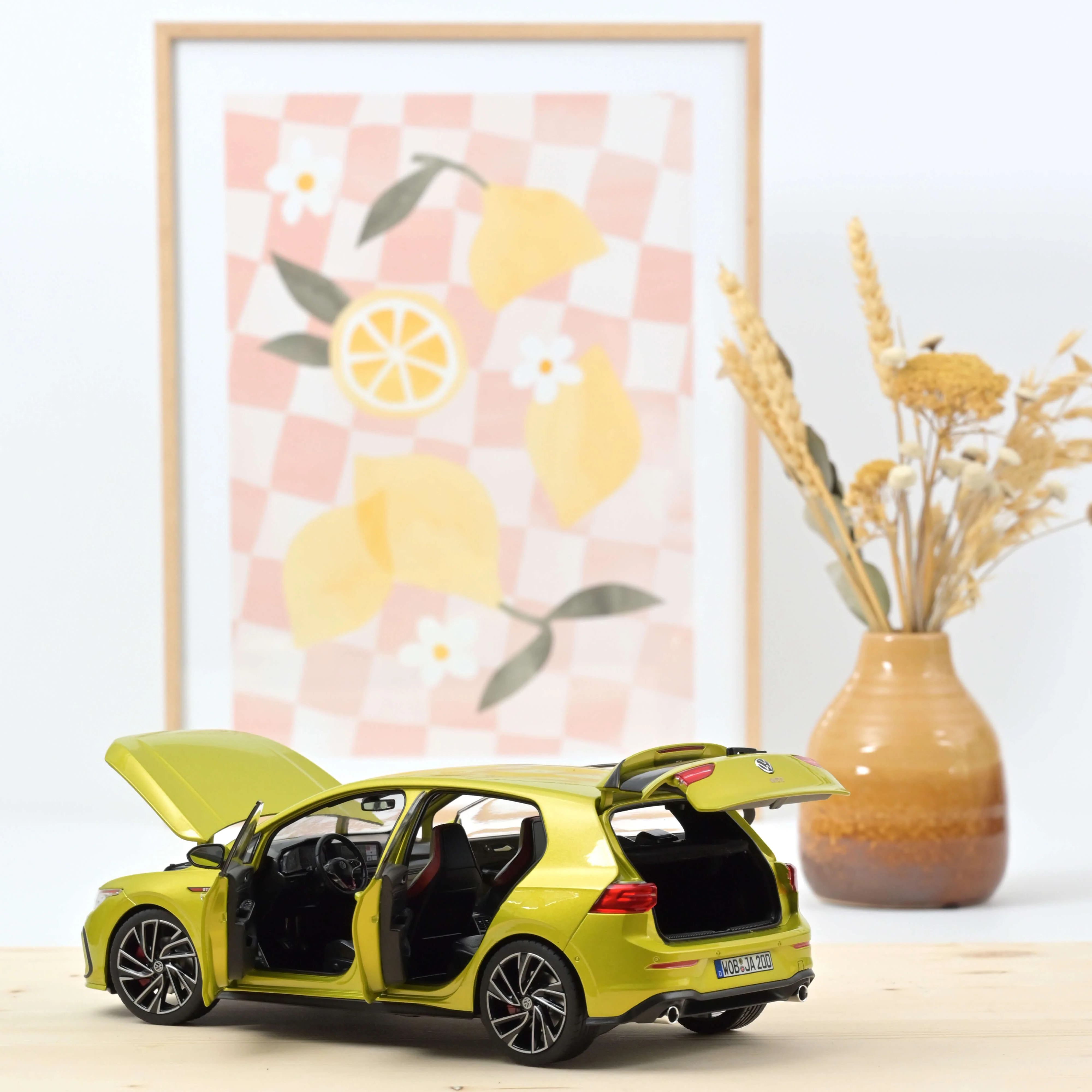 VW Golf GTI 2020 Jaune métallisé 1/18 - 200pcs - Image 2