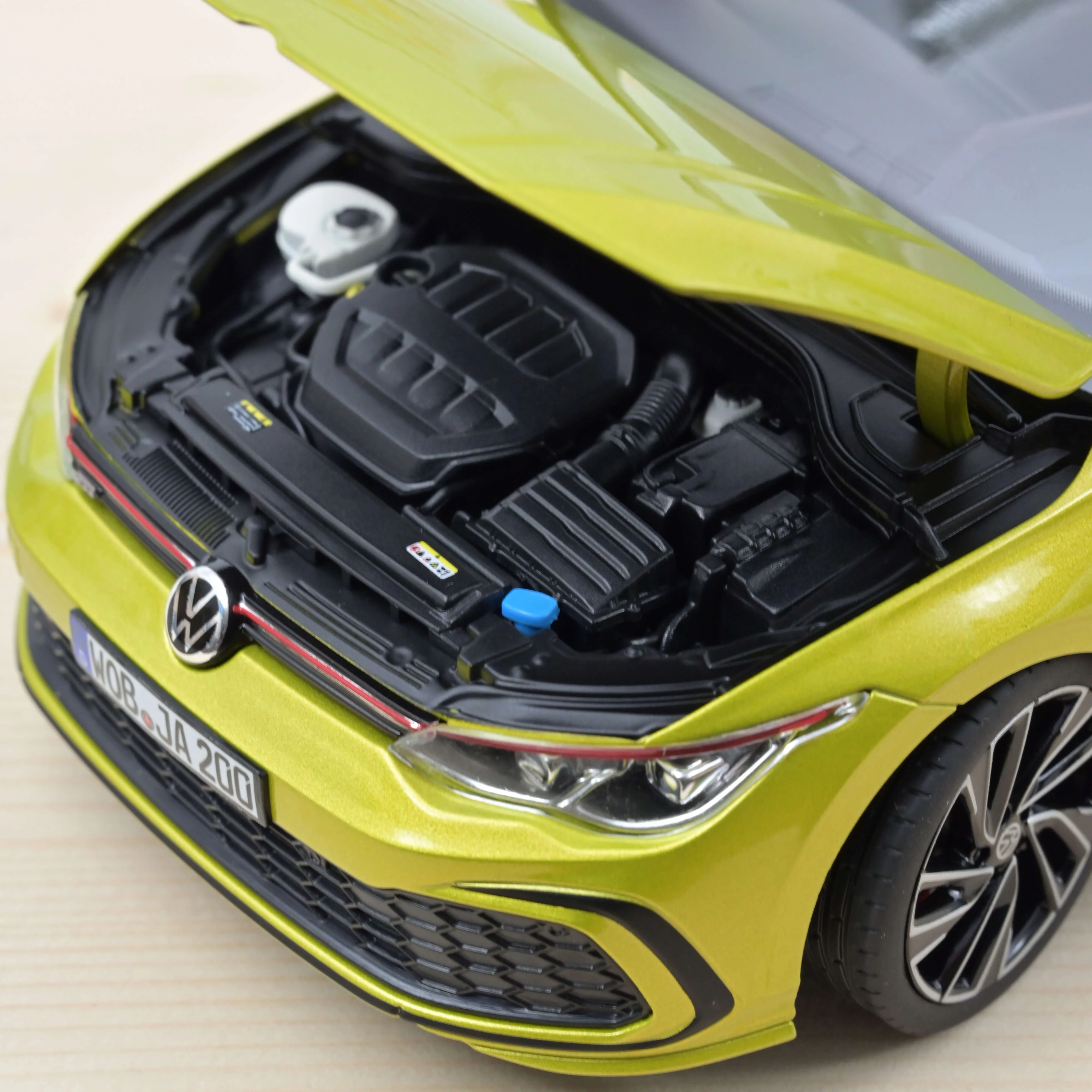 VW Golf GTI 2020 Jaune métallisé 1/18 - 200pcs - Image 3