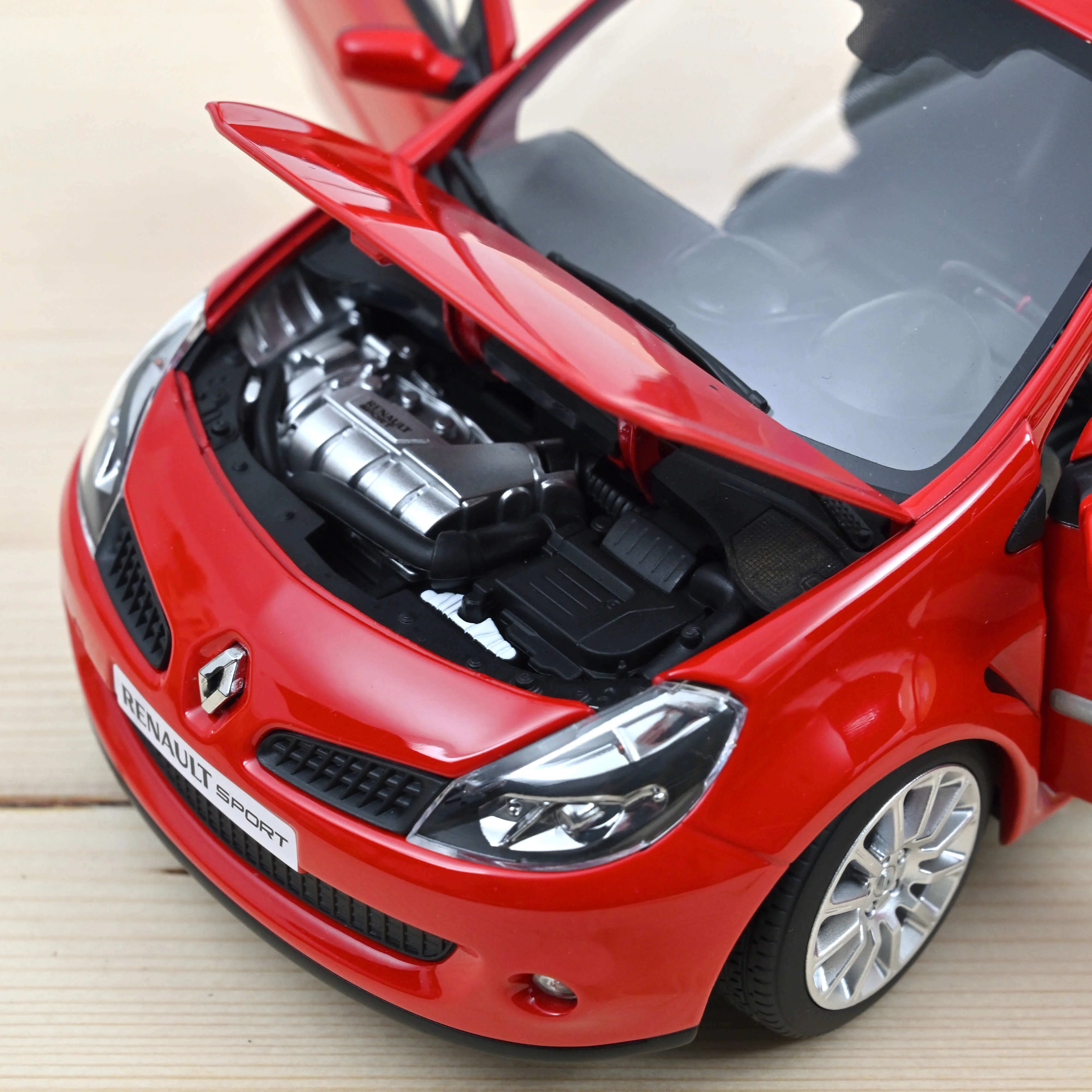 Renault Clio R.S. 2006 Toro Rouge 1/18 - Image 3