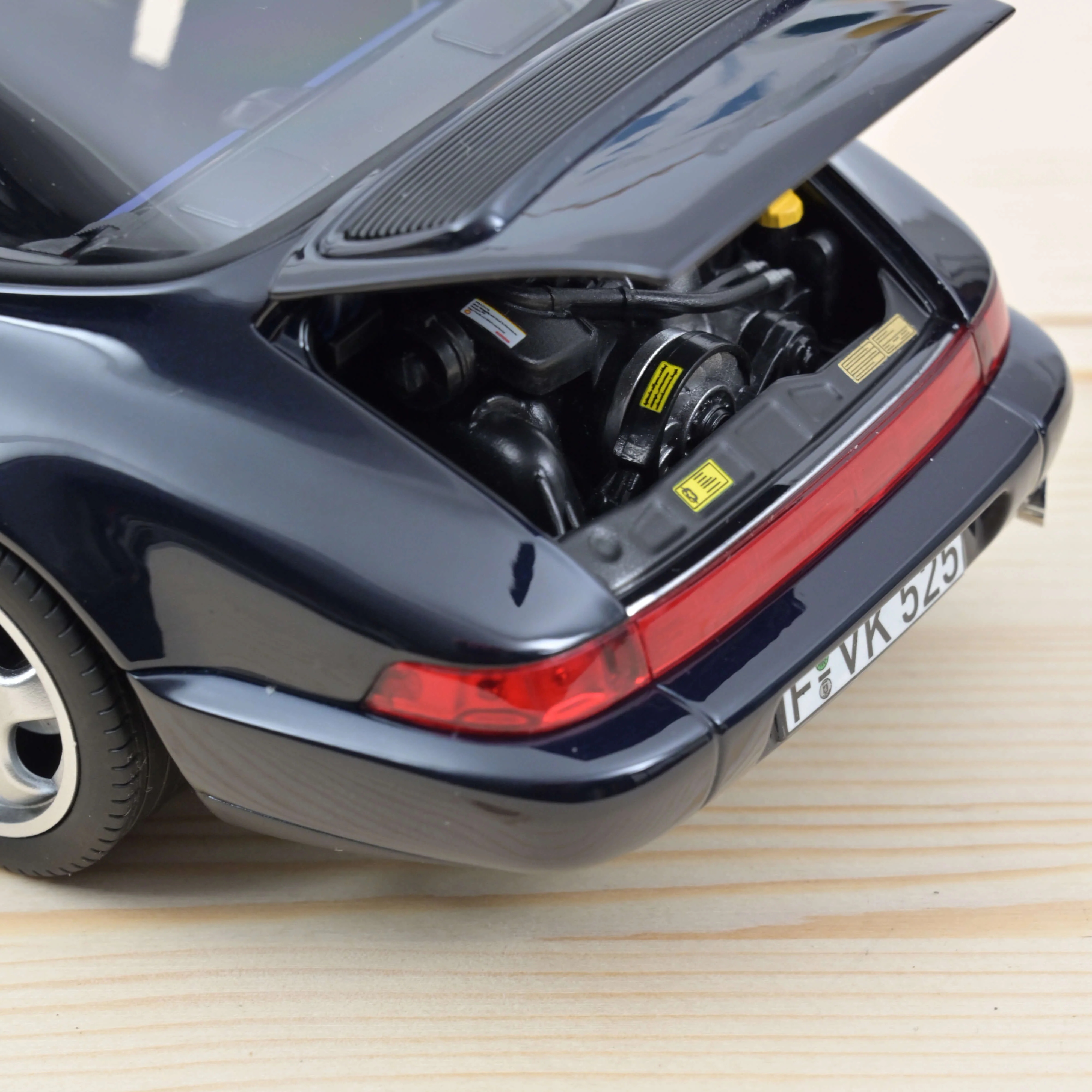 Porsche 911 Carrera 4 Targa 1991 Bleu métallisé 1/18 - Image 4