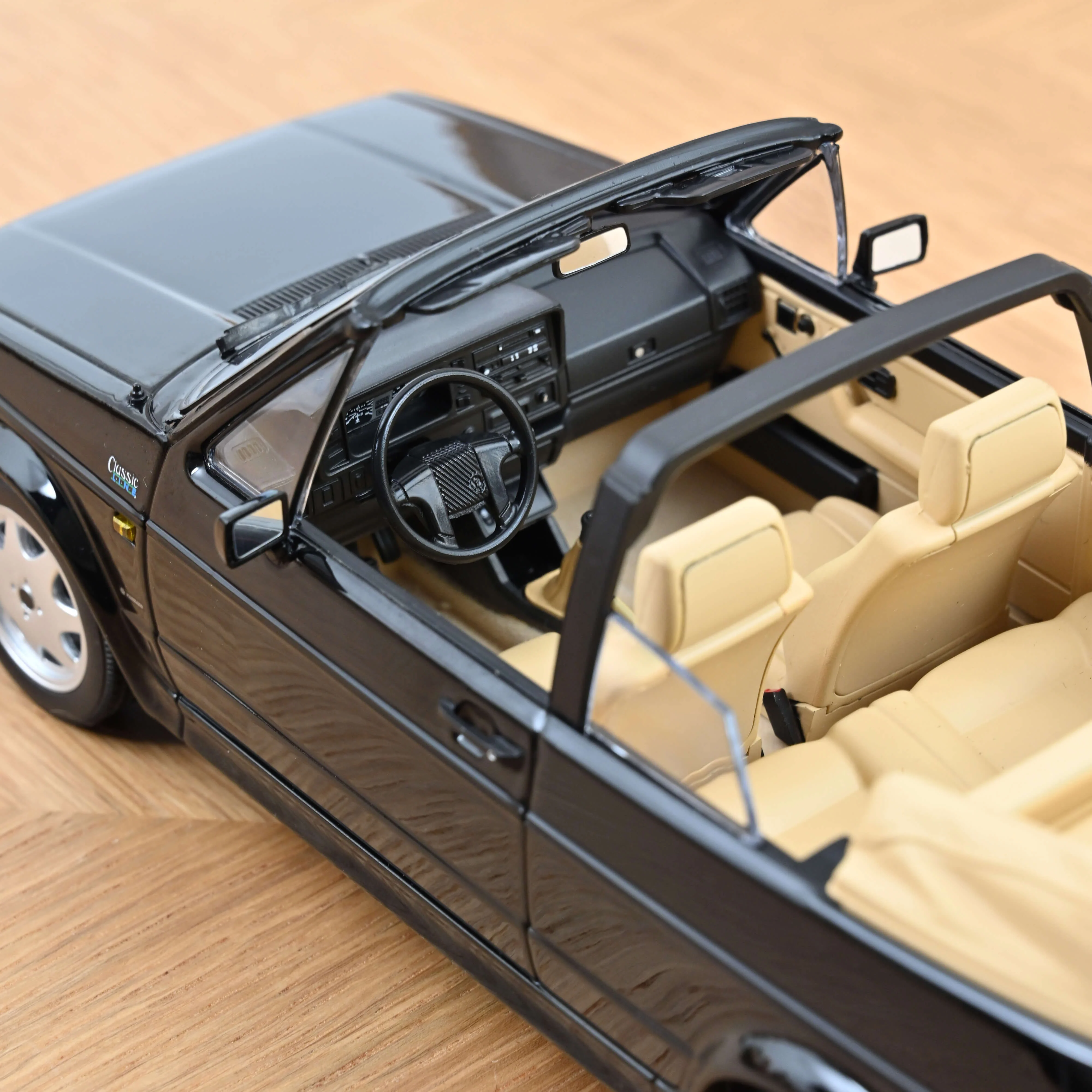 VW Golf Cabriolet 1992 Noir 1/18 - Image 3