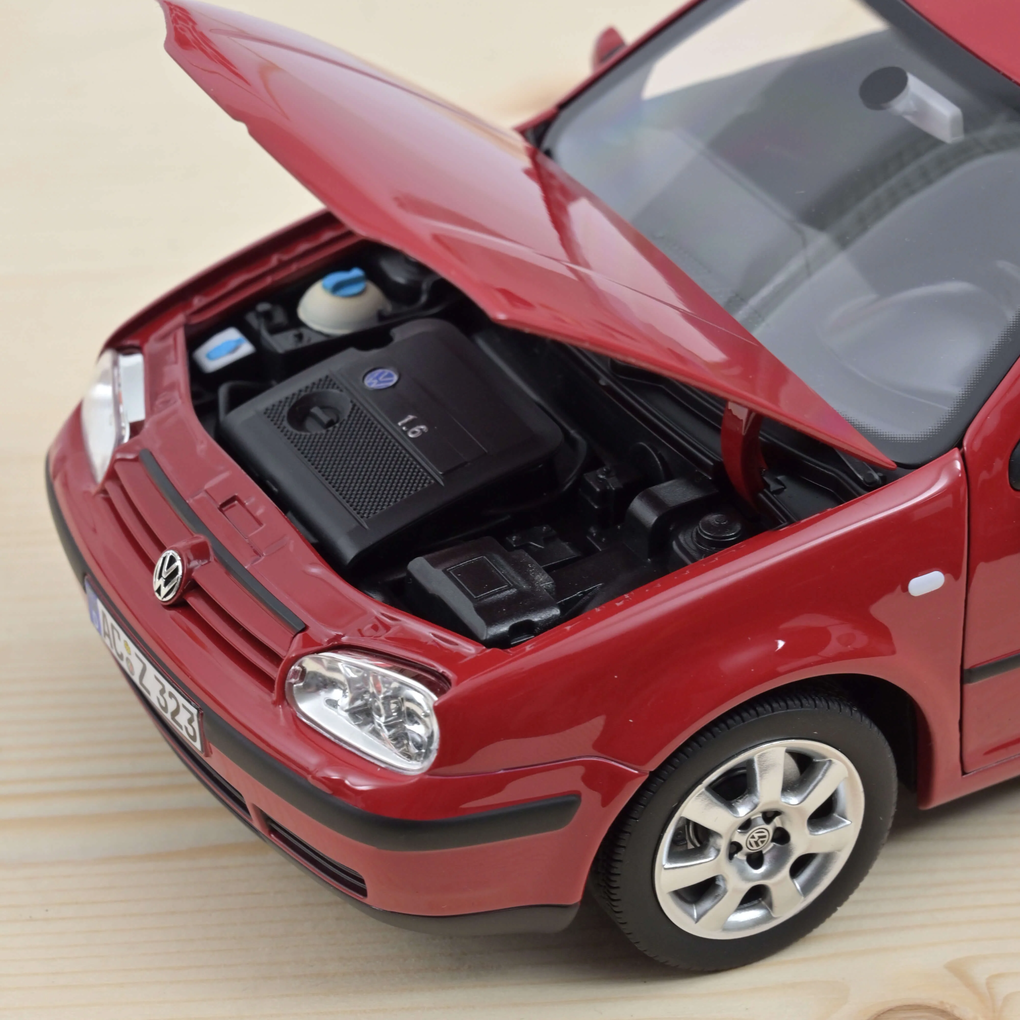 VW Golf 2002 Rouge 1/18 - Image 3