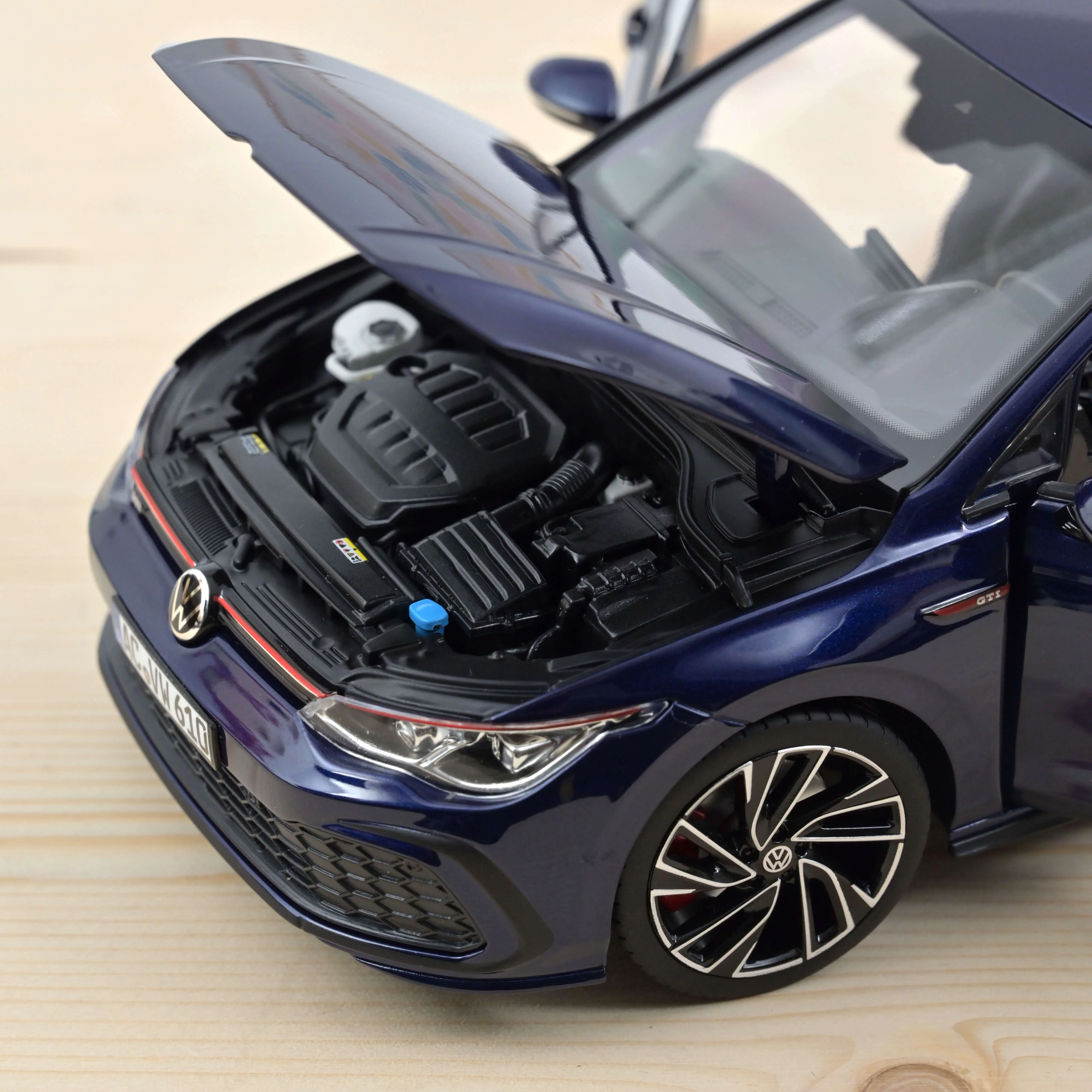 VW Golf GTI 2020 Bleu métallisé 1/18 - Image 3