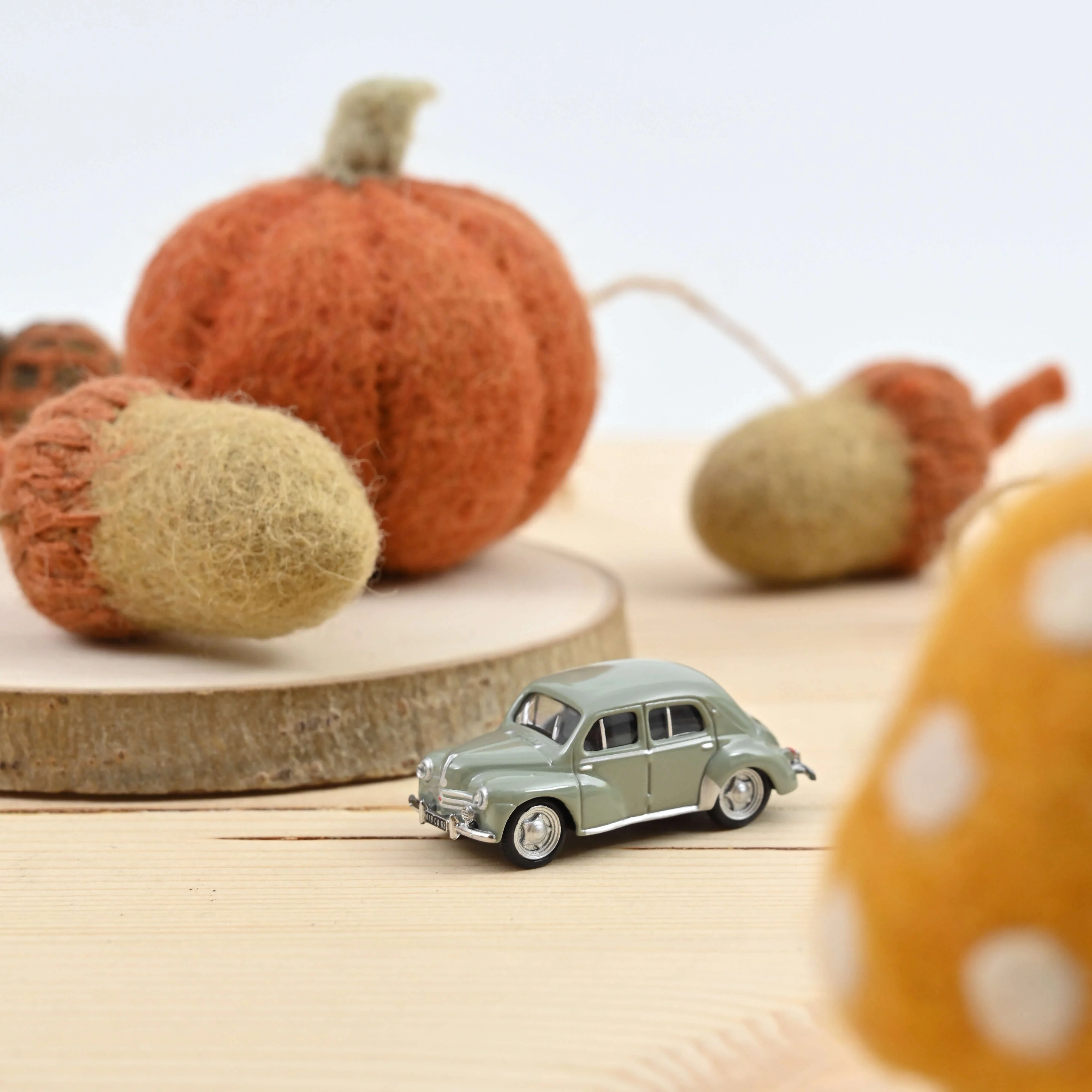 Renault 4CV 1955 Gris Pastel 1/87