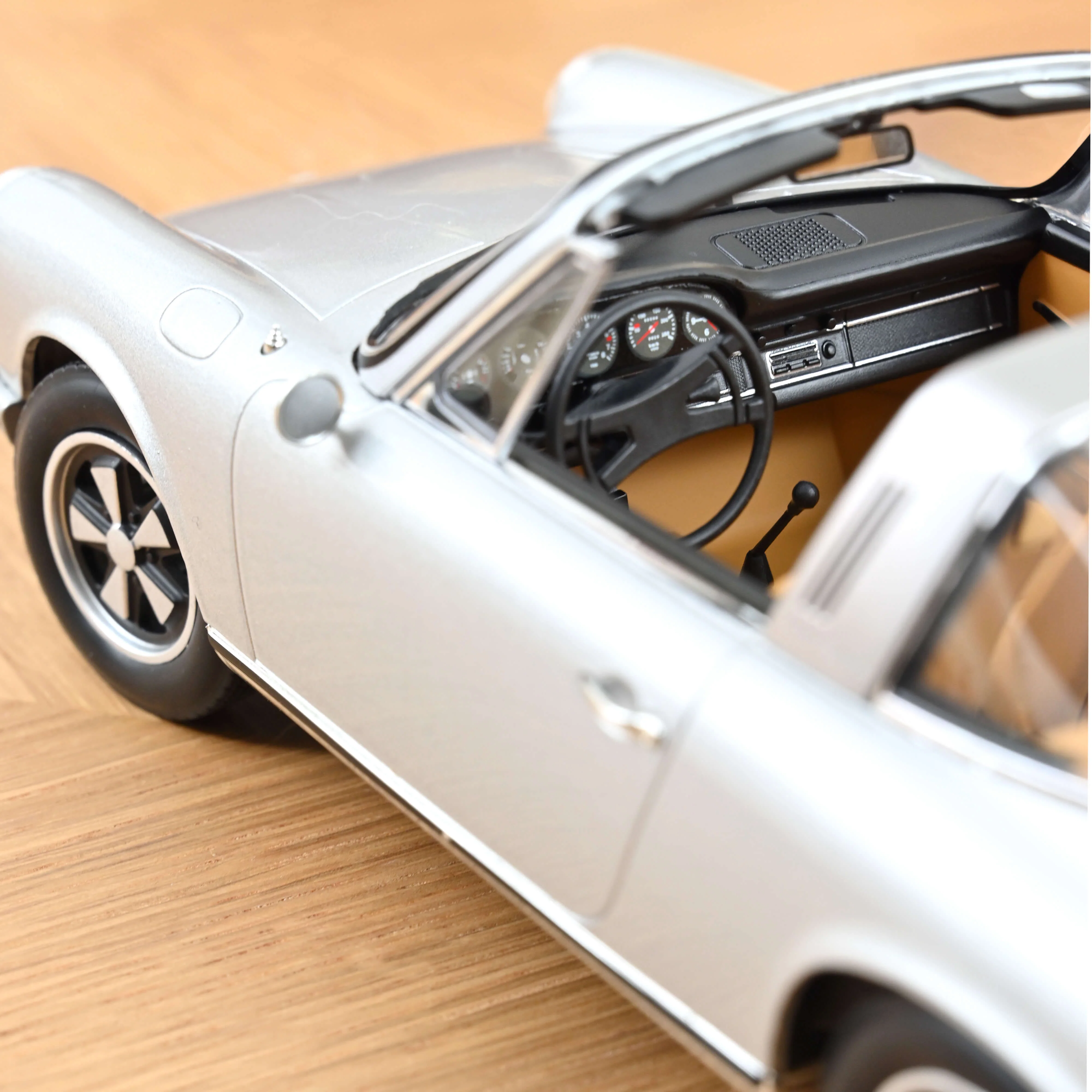 Porsche 911 E Targa 1969 Argent 1/18 - 400pcs - Image 4