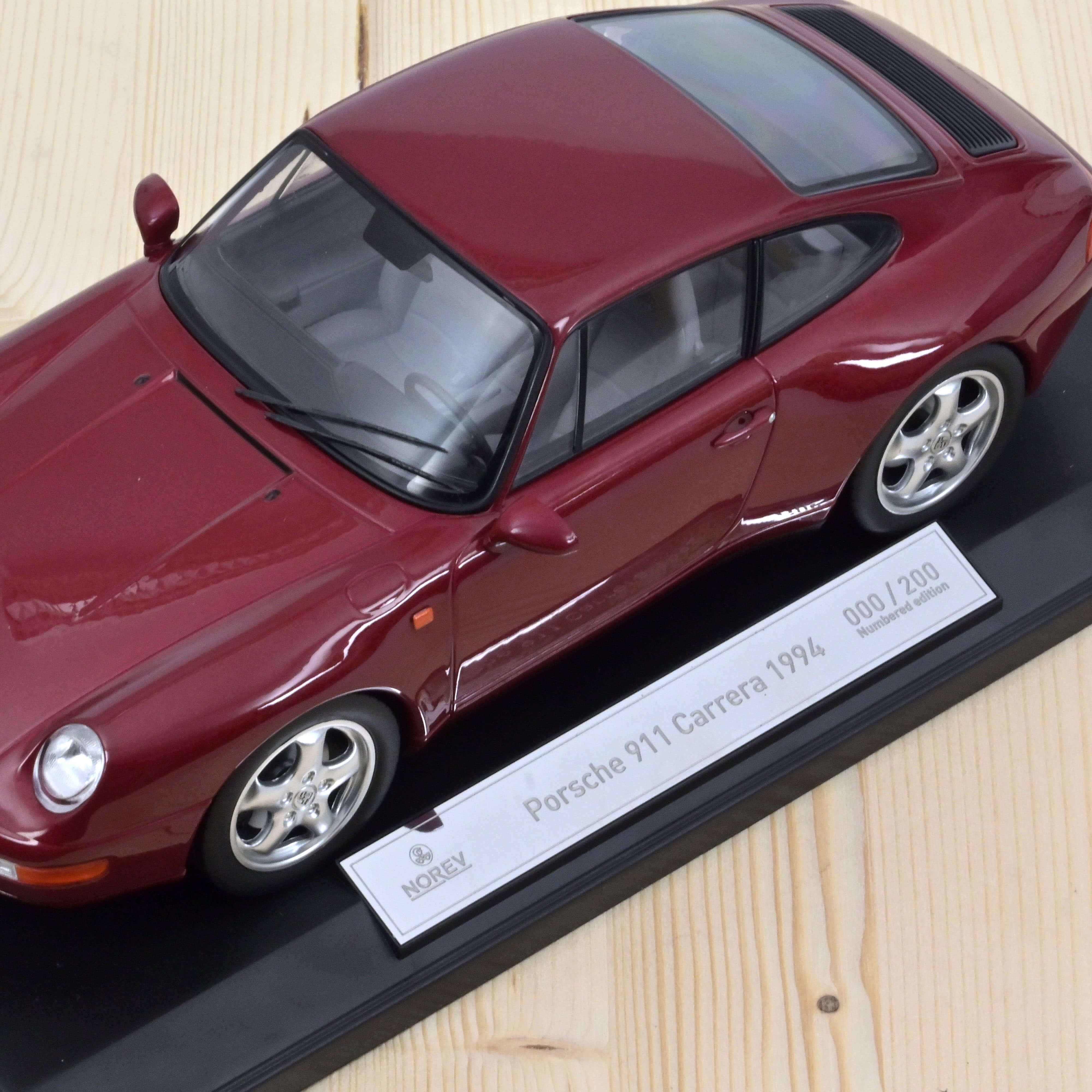 Porsche 911 Carrera 1994 Rouge métallisé 1/18 - 200pcs - Image 3