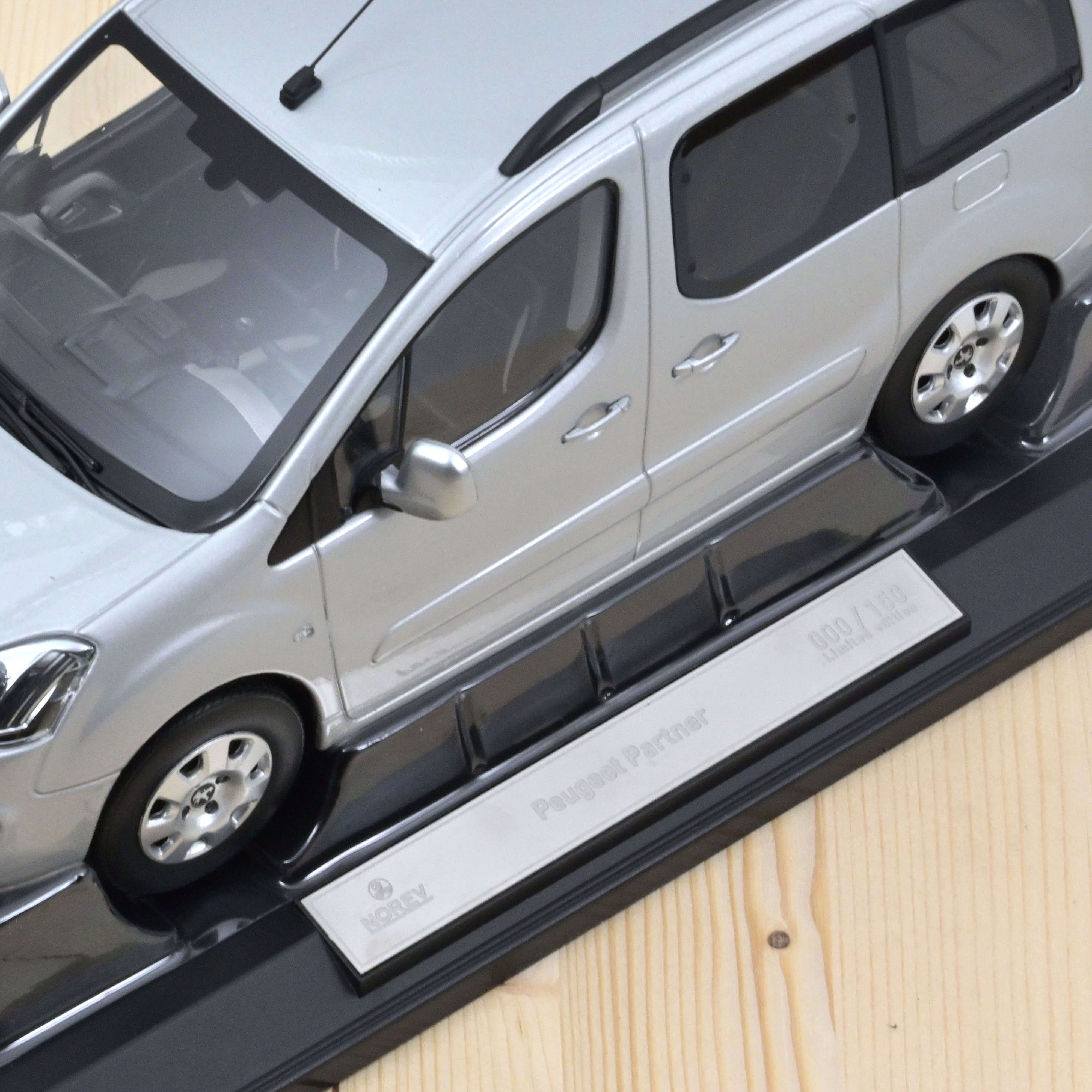 Peugeot Partner 2016 Argent 1/18 - 150pcs - Image 3