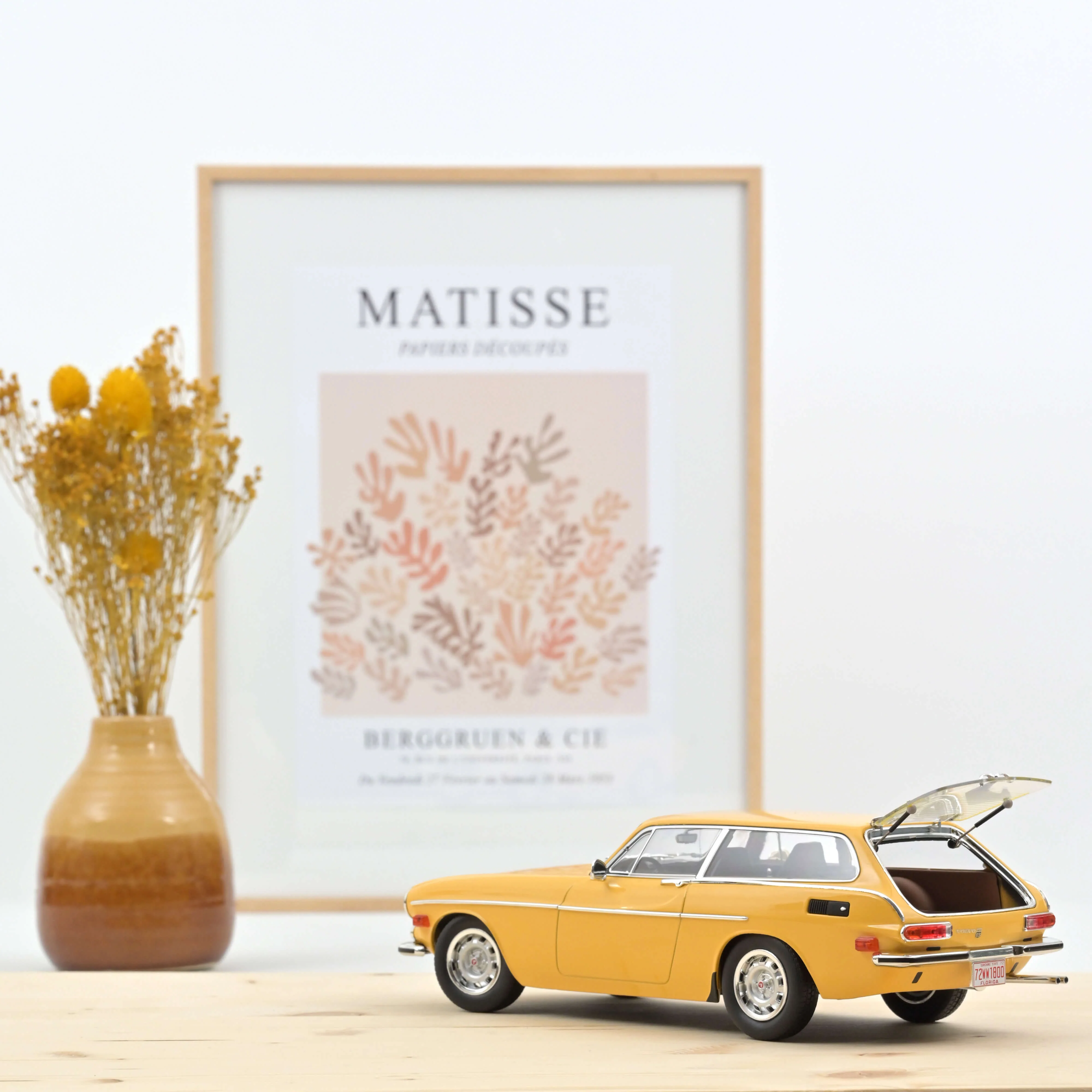 Volvo 1800 ES (version US) 1972 jaune soleil 1/18 - 400pcs - Image 2