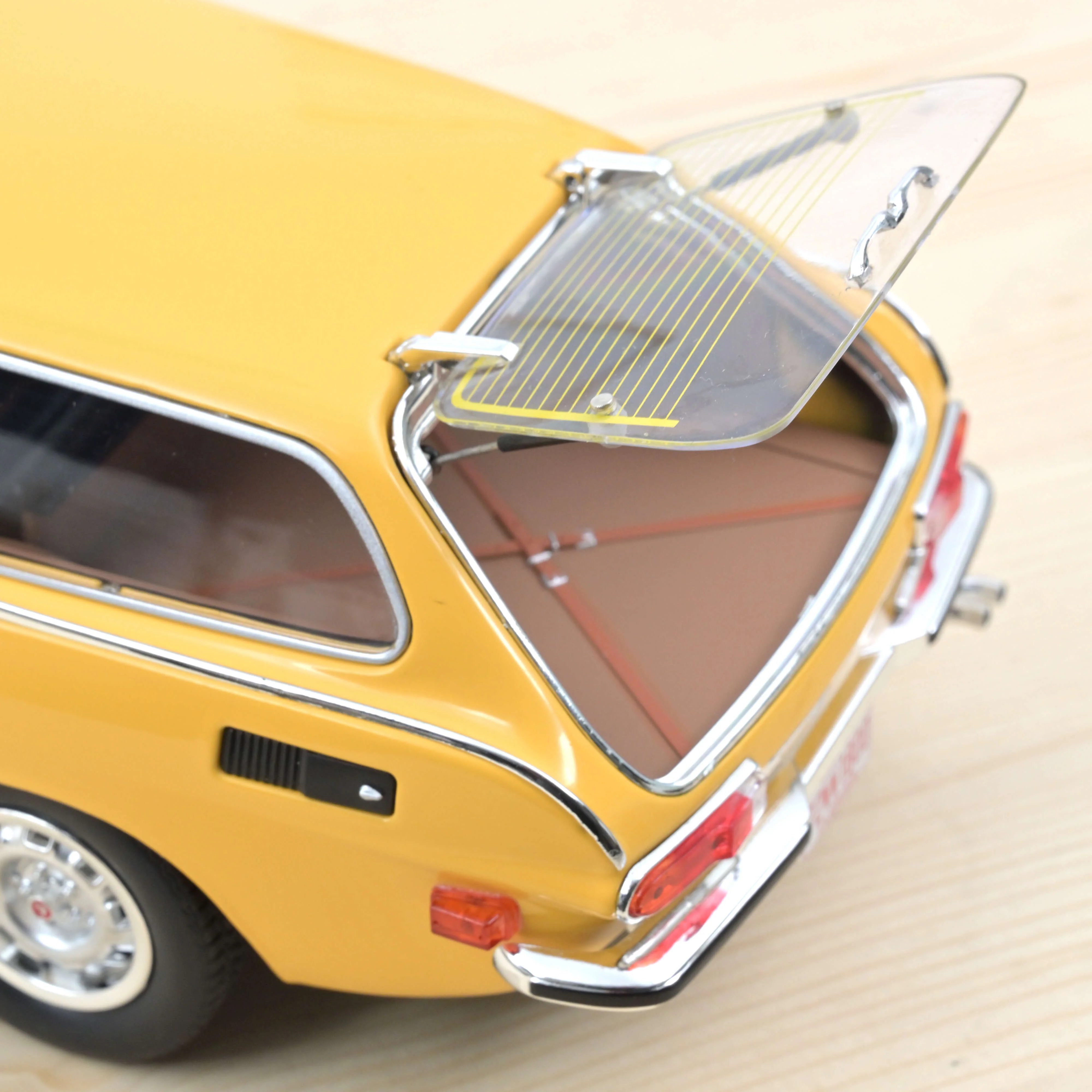 Volvo 1800 ES (version US) 1972 jaune soleil 1/18 - 400pcs - Image 3