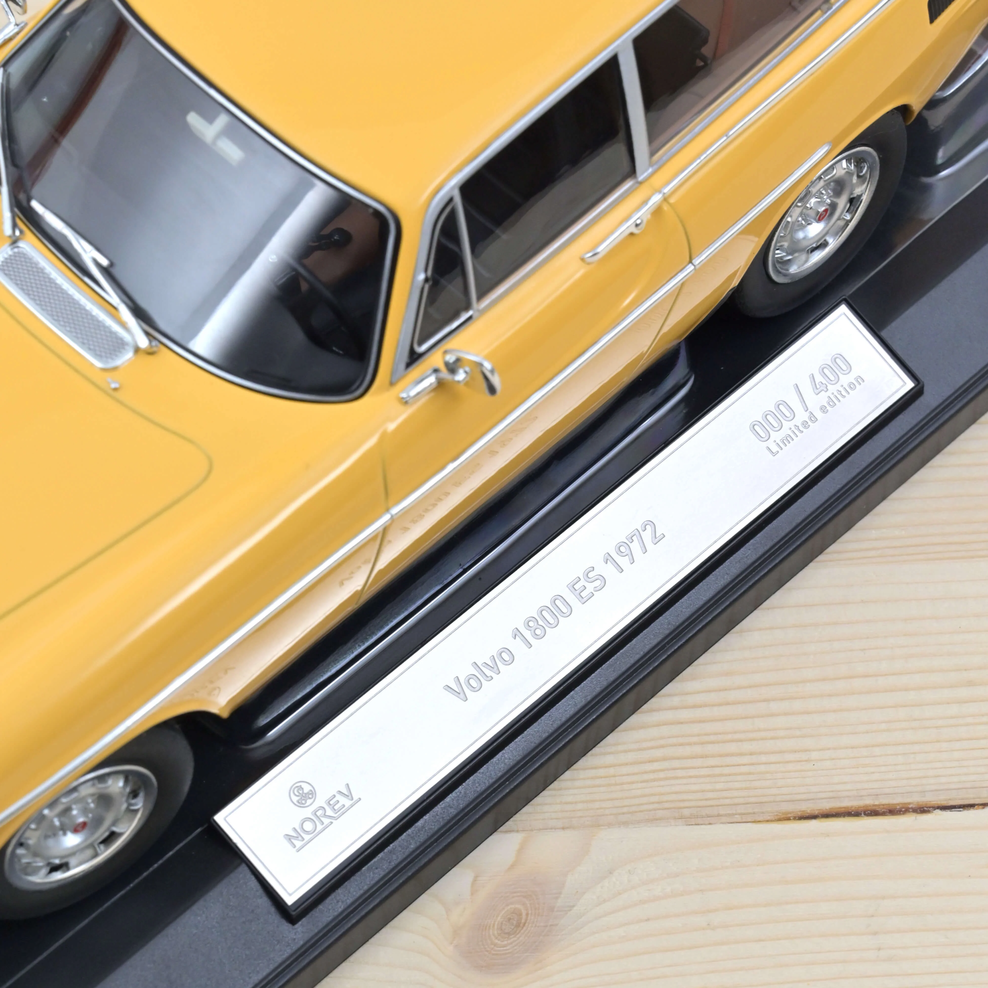 Volvo 1800 ES (version US) 1972 jaune soleil 1/18 - 400pcs - Image 4