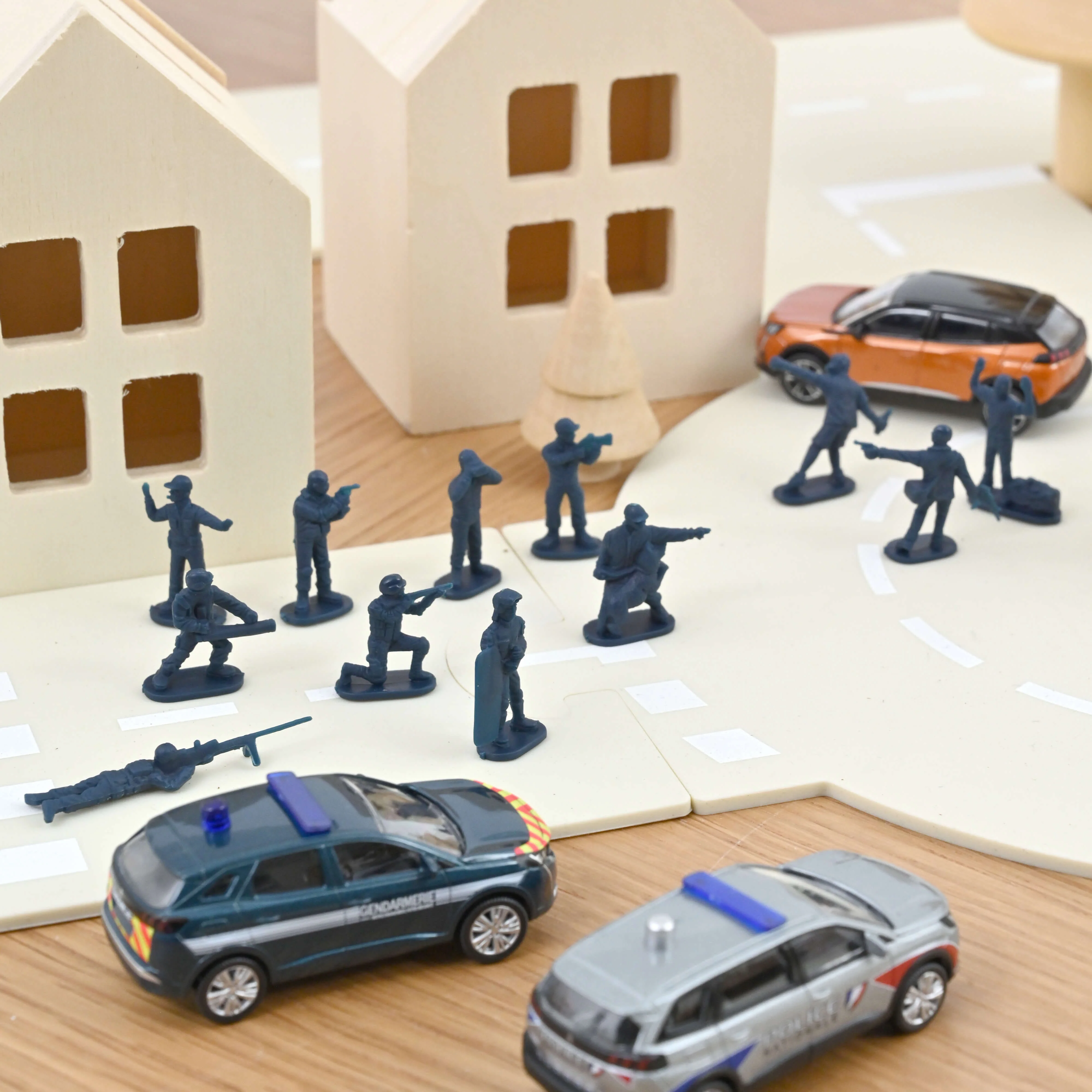 Figurines Police et Ville 1/64 (36 pcs) - Image 4