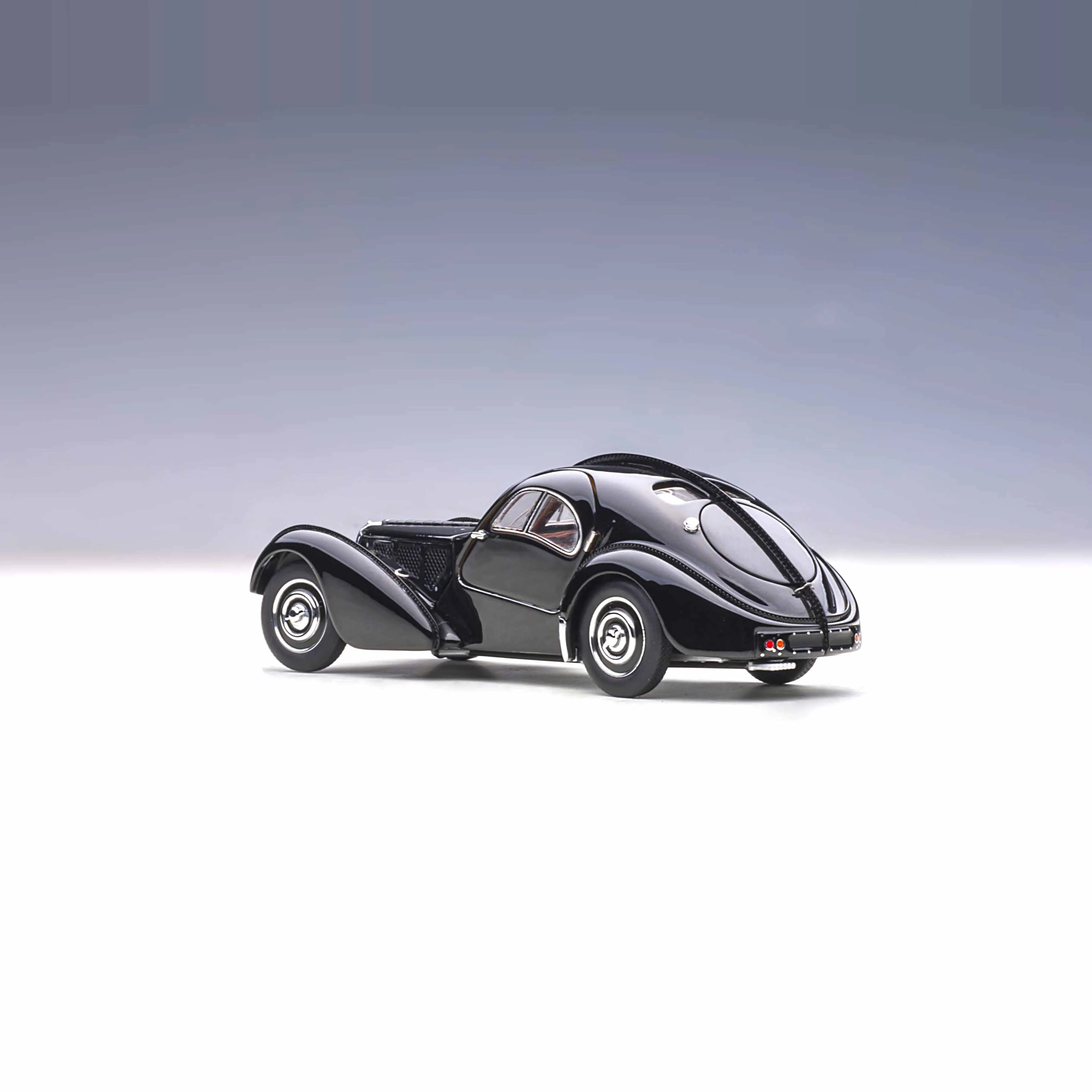 Bugatti 57S Atlantic 1938 Noir/Jantes à disque 1/43 - Image 2