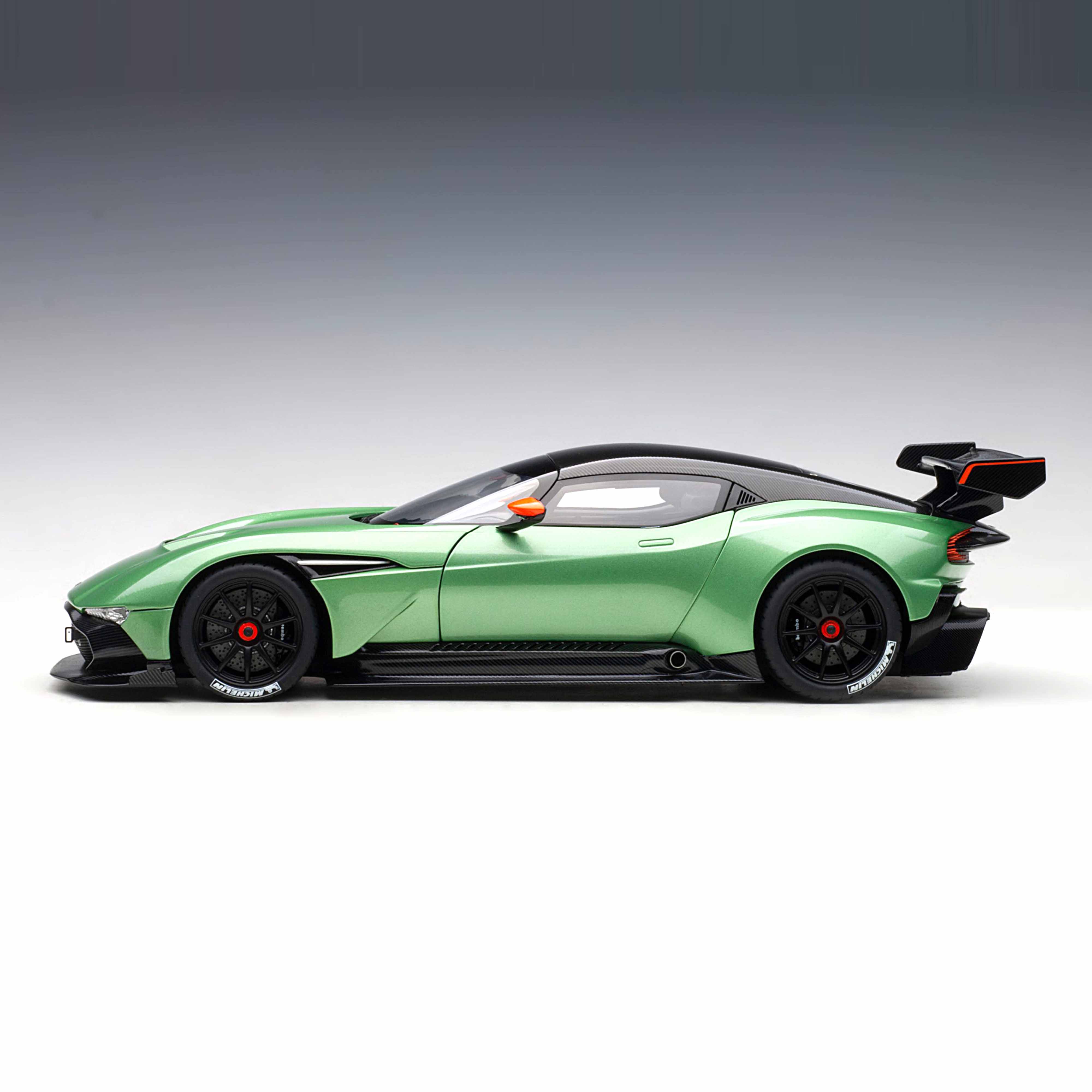 Aston Martin Vulcan 2015 Vert Pommier Métallisé 1/18 - Image 3