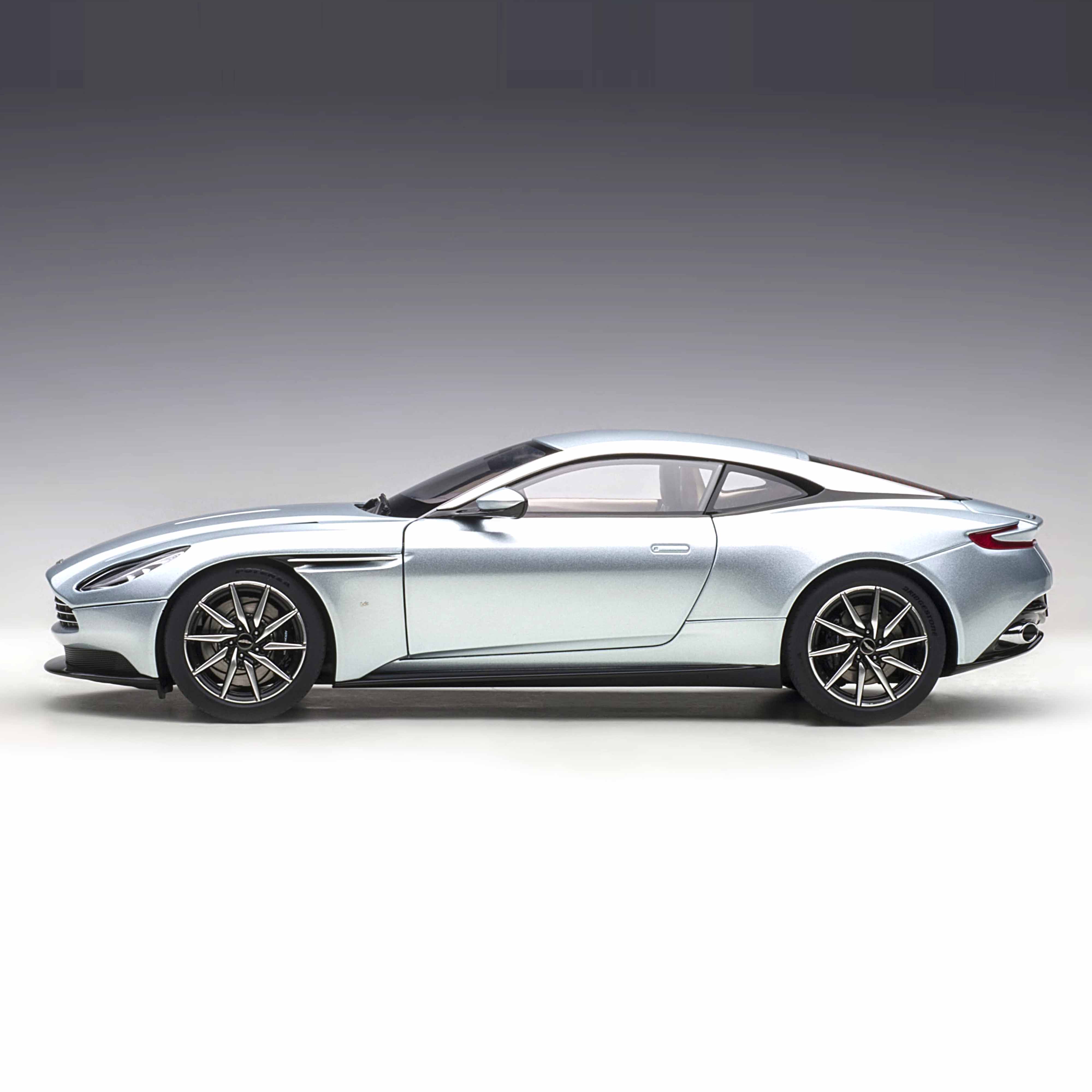 Aston Martin DB11 Gris - Skyfall 1/18 - Image 3