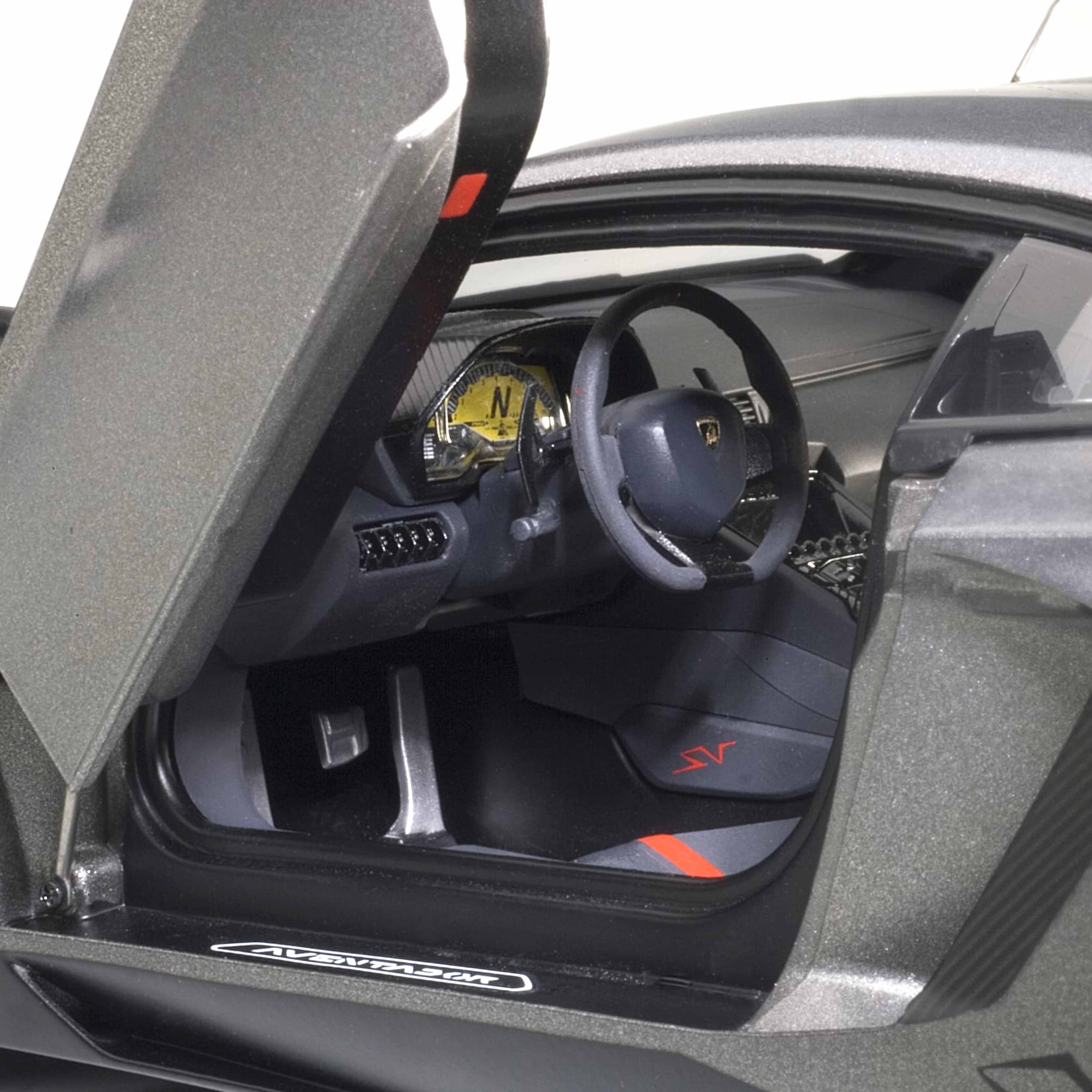 Lamborghini Aventador LP750-4 SV 2015 Gris Titan/Gris Mat 1/18 - Image 4