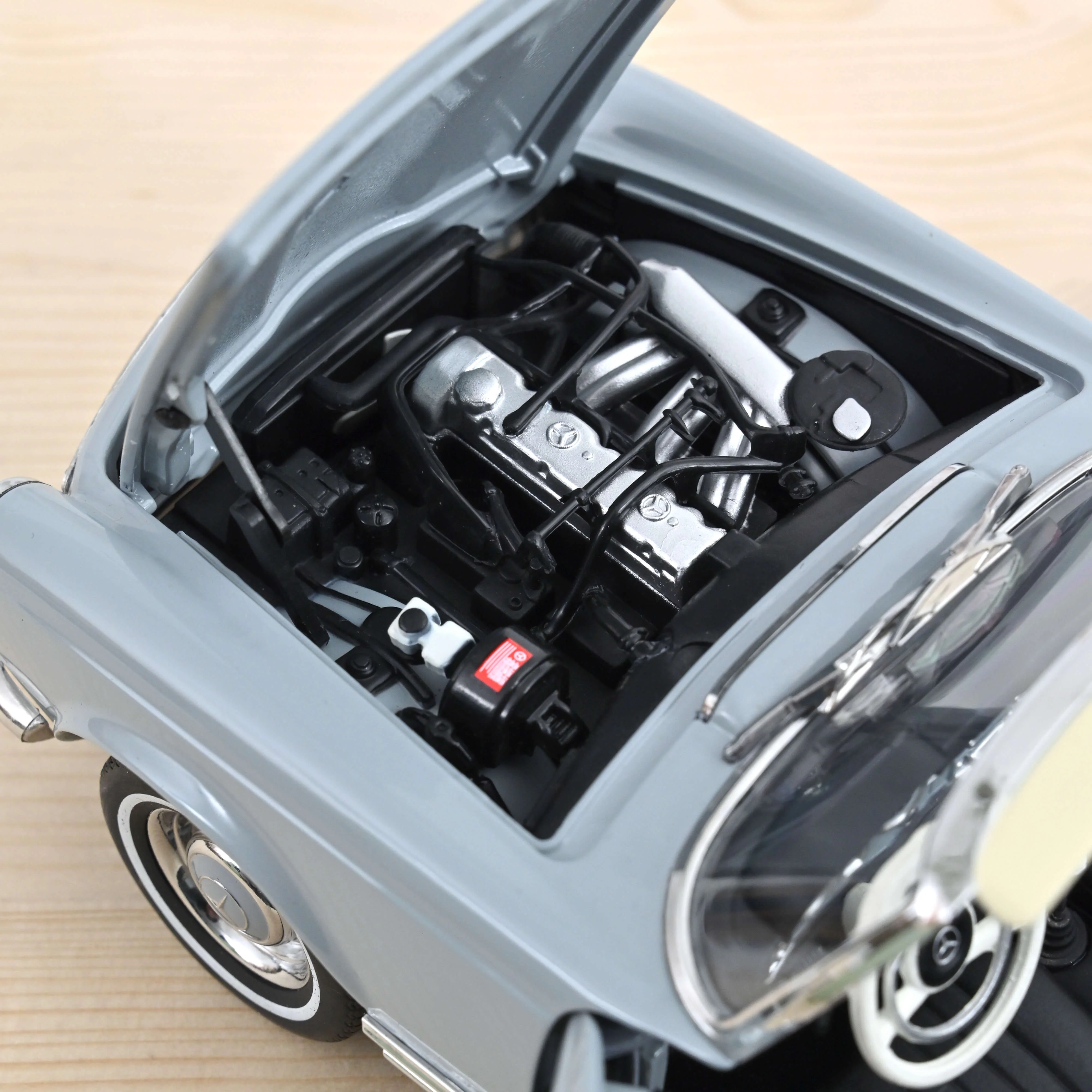 Mercedes-Benz 230 SL 1963 Gris 1/18 - Image 3