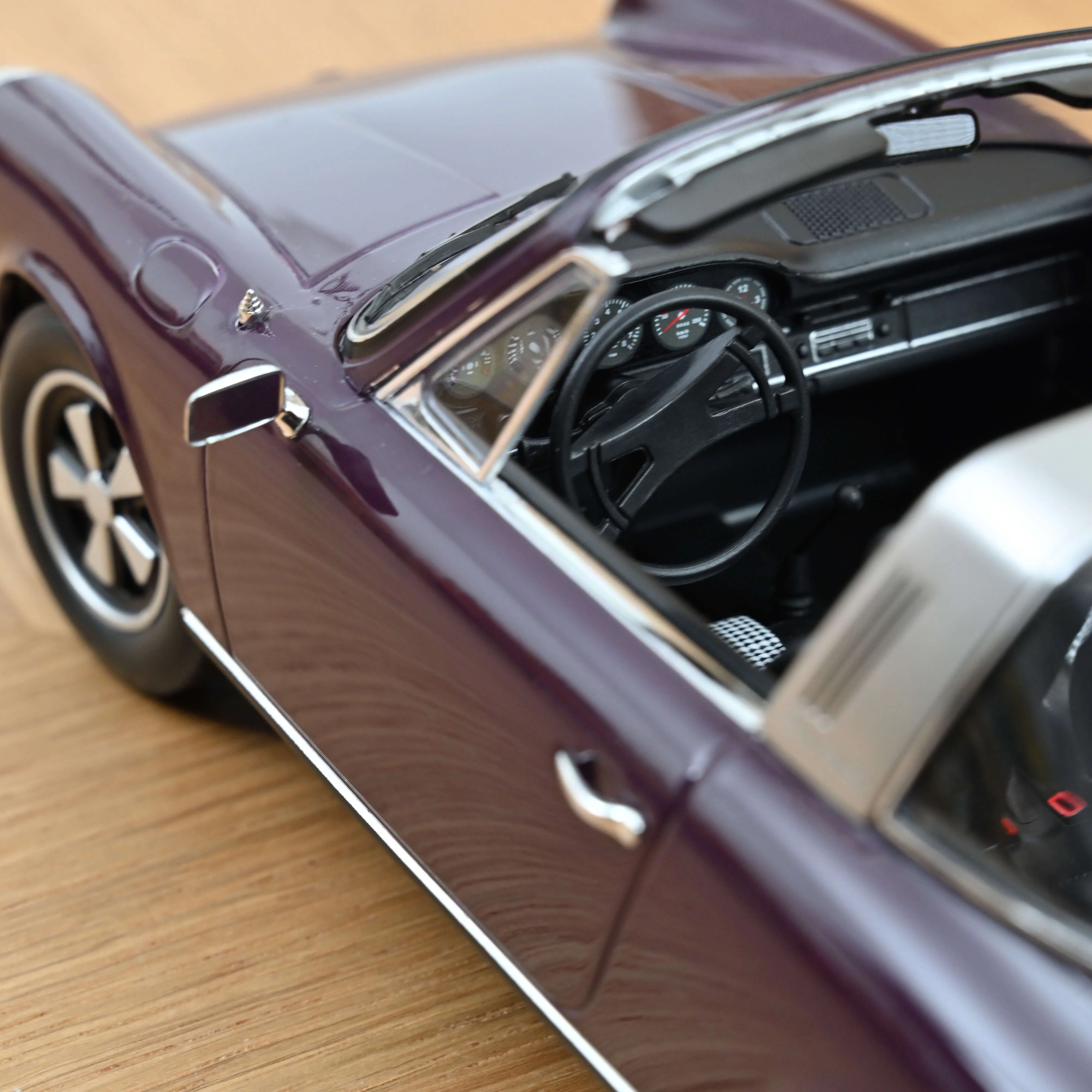 Porsche 911 E Targa 1971 Mauve 1/18 - Image 4