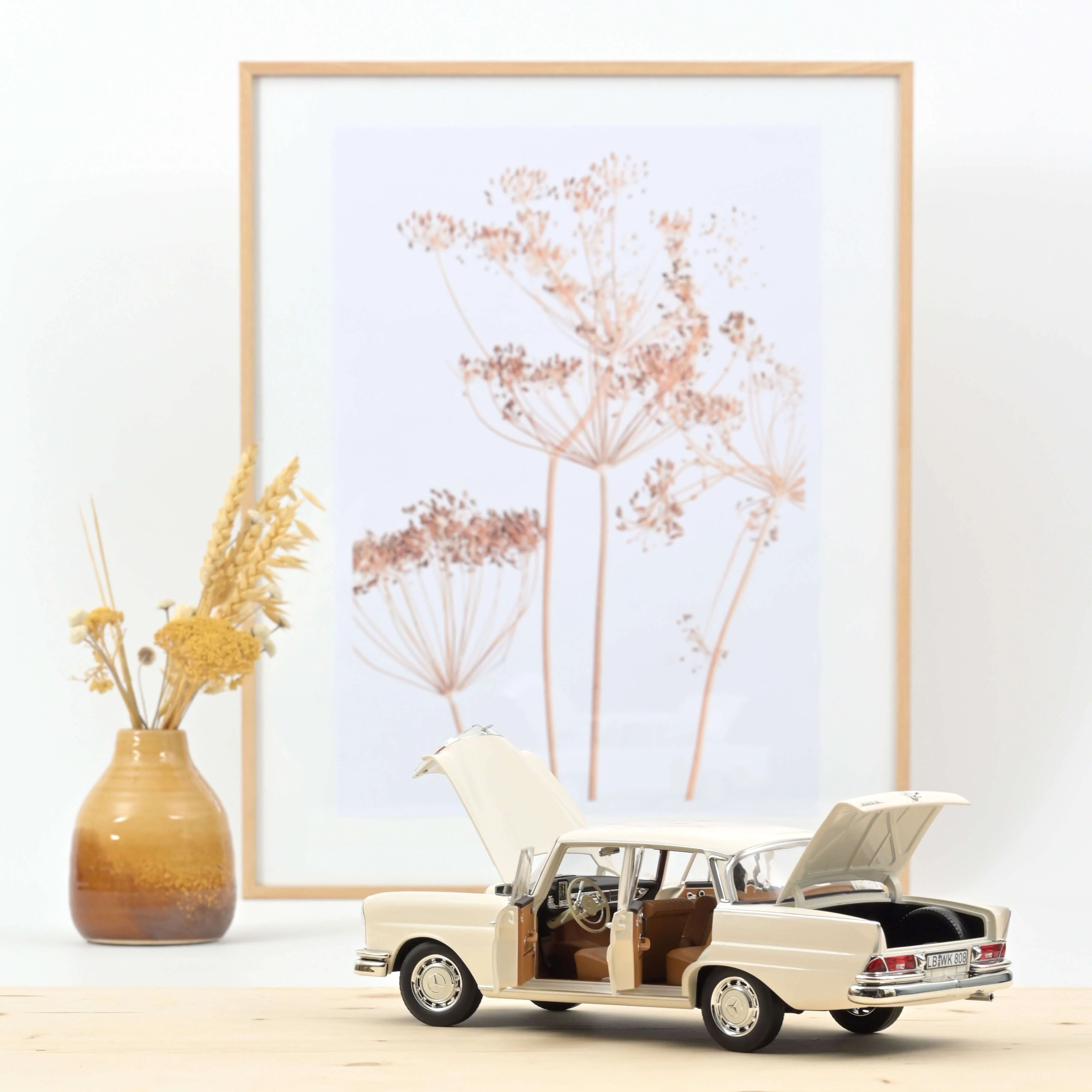 Mercedes-Benz 220 S 1965 Beige 1/18 - 200pcs - Image 2
