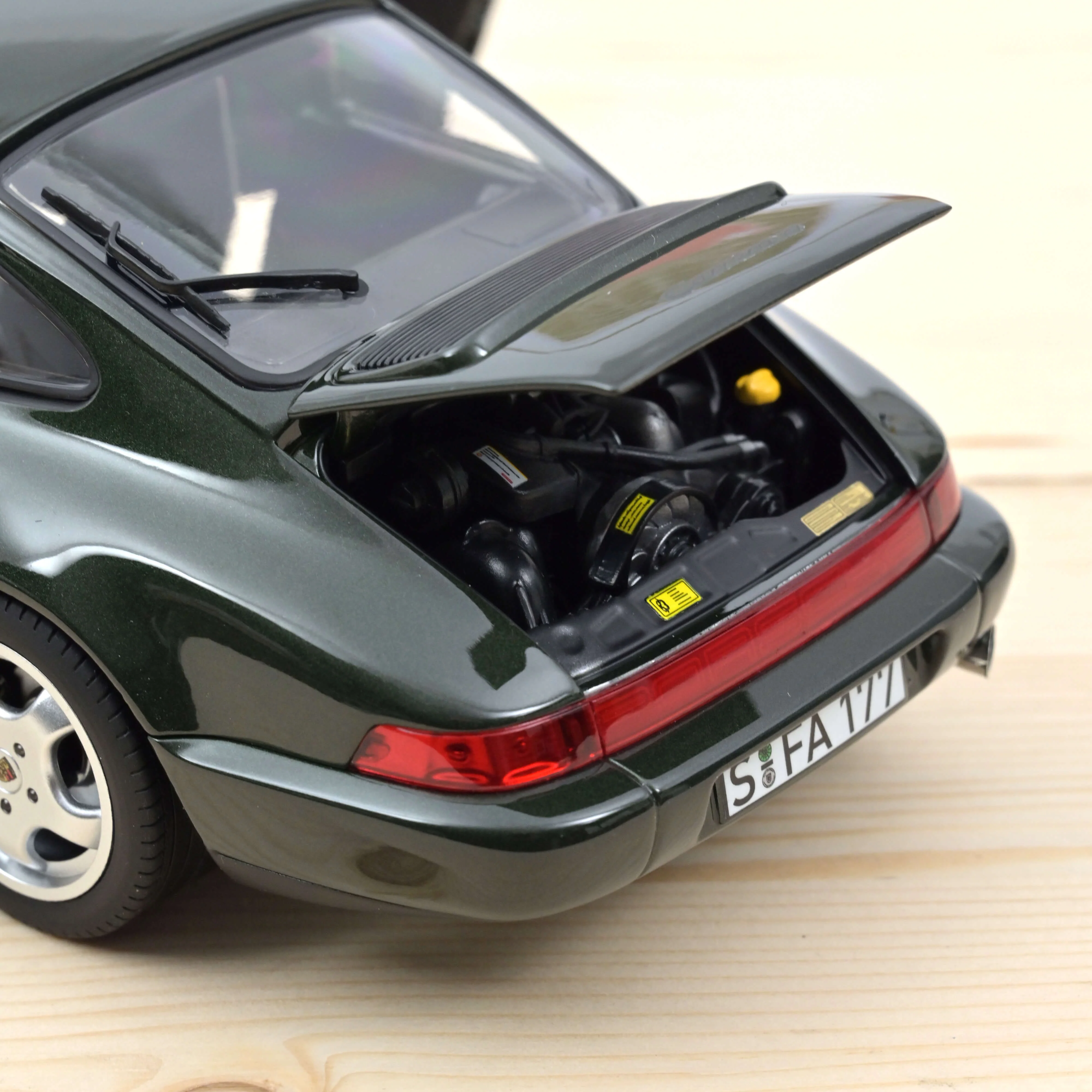 Porsche 911 Carrera 4 1992 Vert Métallisé 1/18 - 200pcs - Image 3