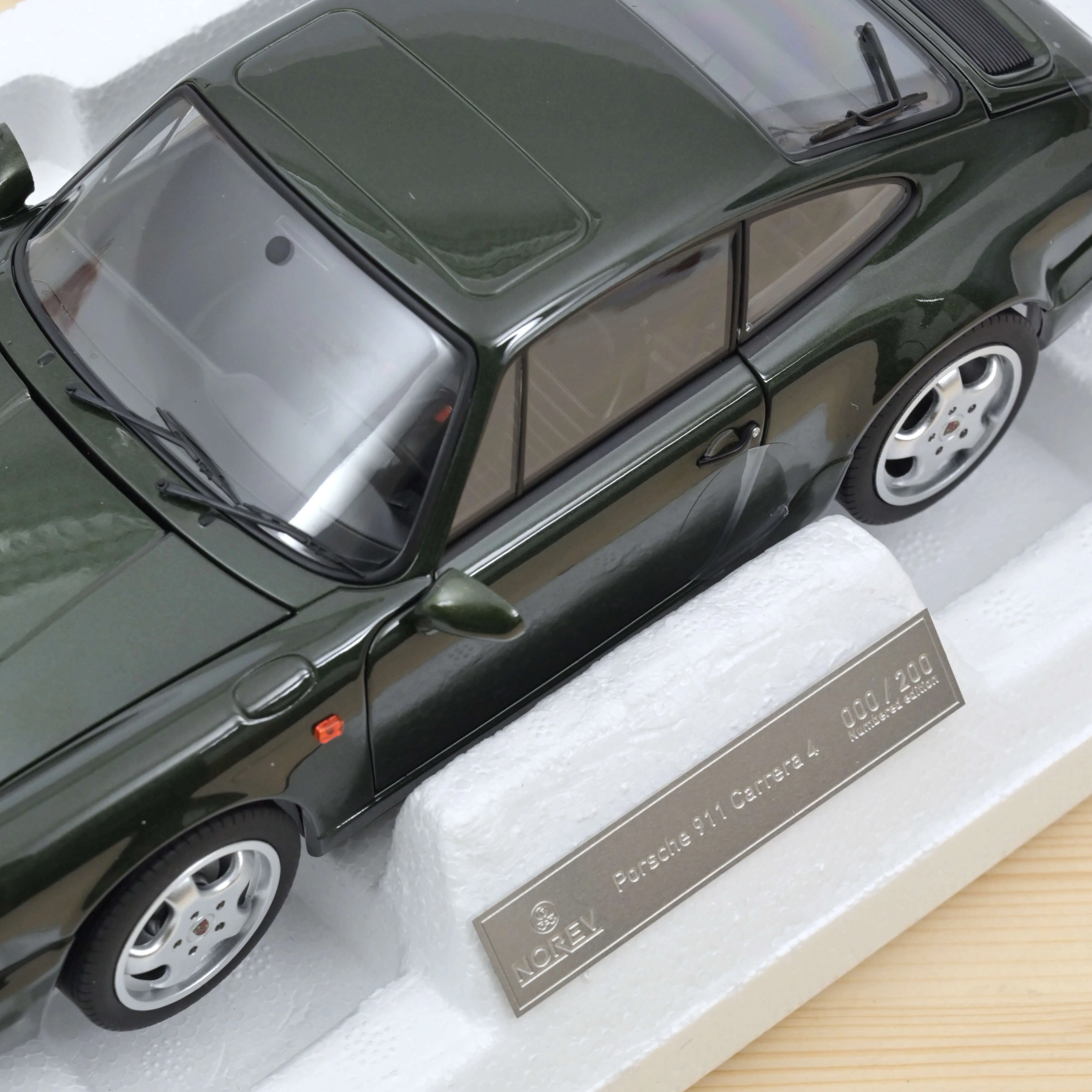 Porsche 911 Carrera 4 1992 Vert Métallisé 1/18 - 200pcs - Image 4