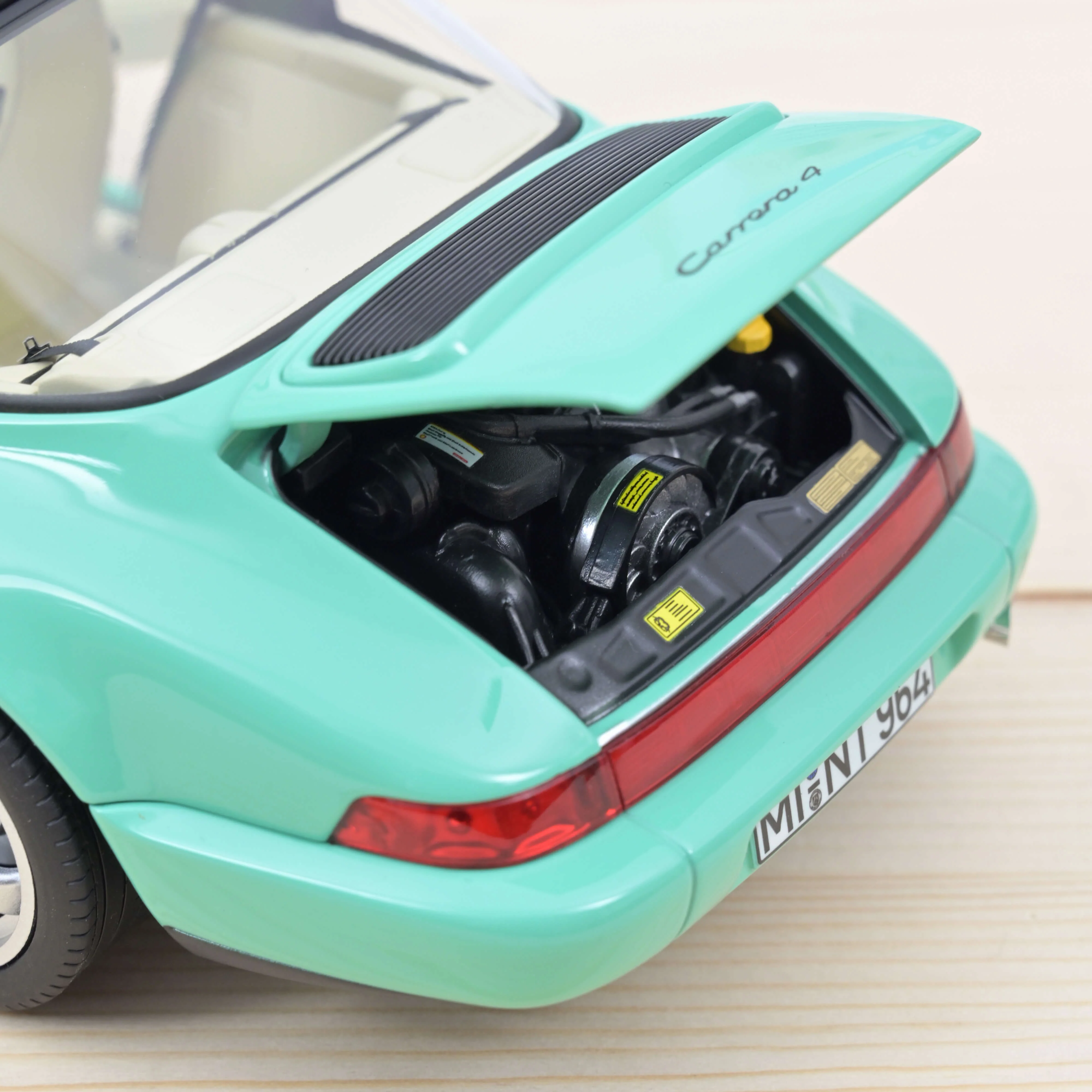 Porsche 911 Carrera 4 Targa 1991 Vert 1/18 - 200pcs - Image 4