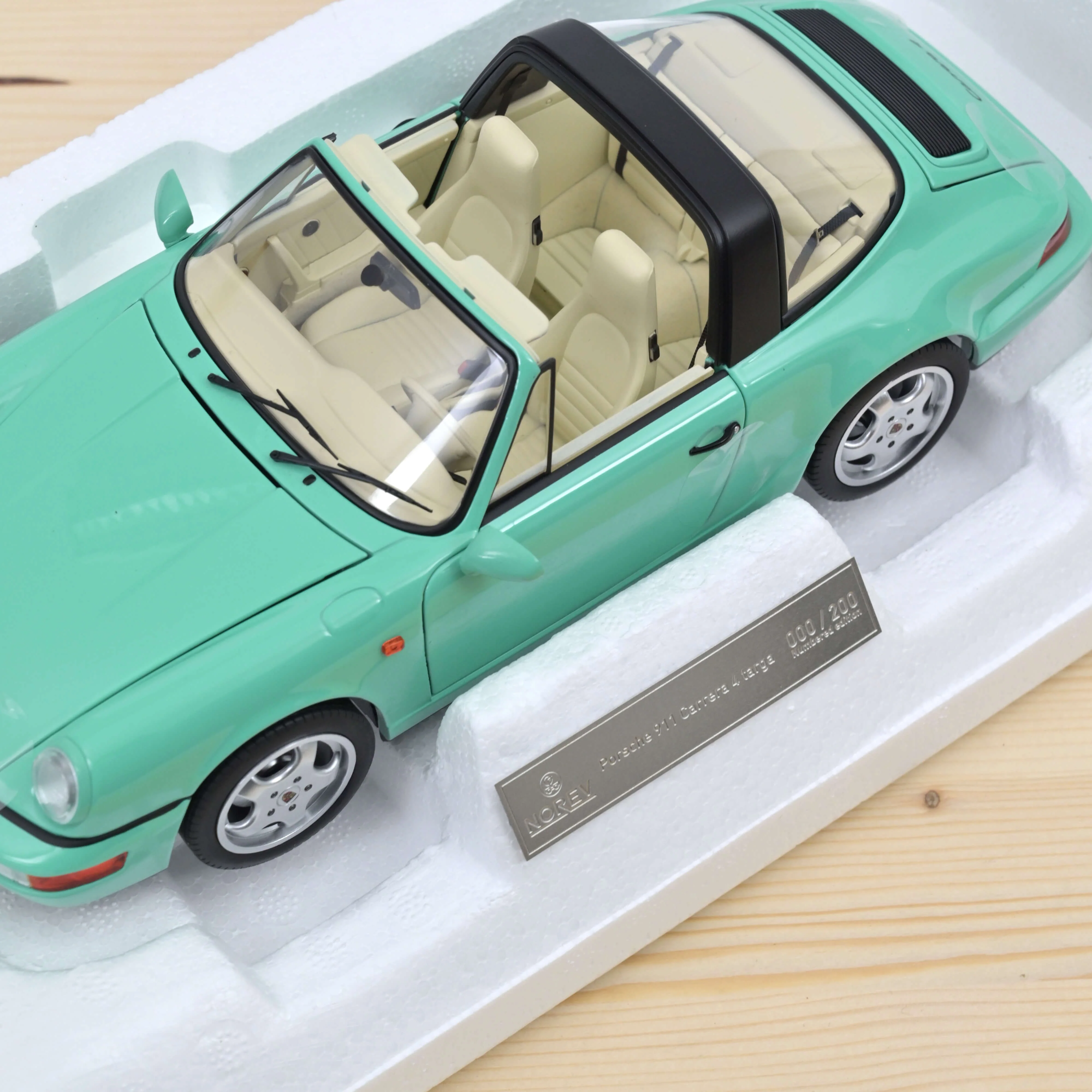 Porsche 911 Carrera 4 Targa 1991 Vert 1/18 - 200pcs - Image 5