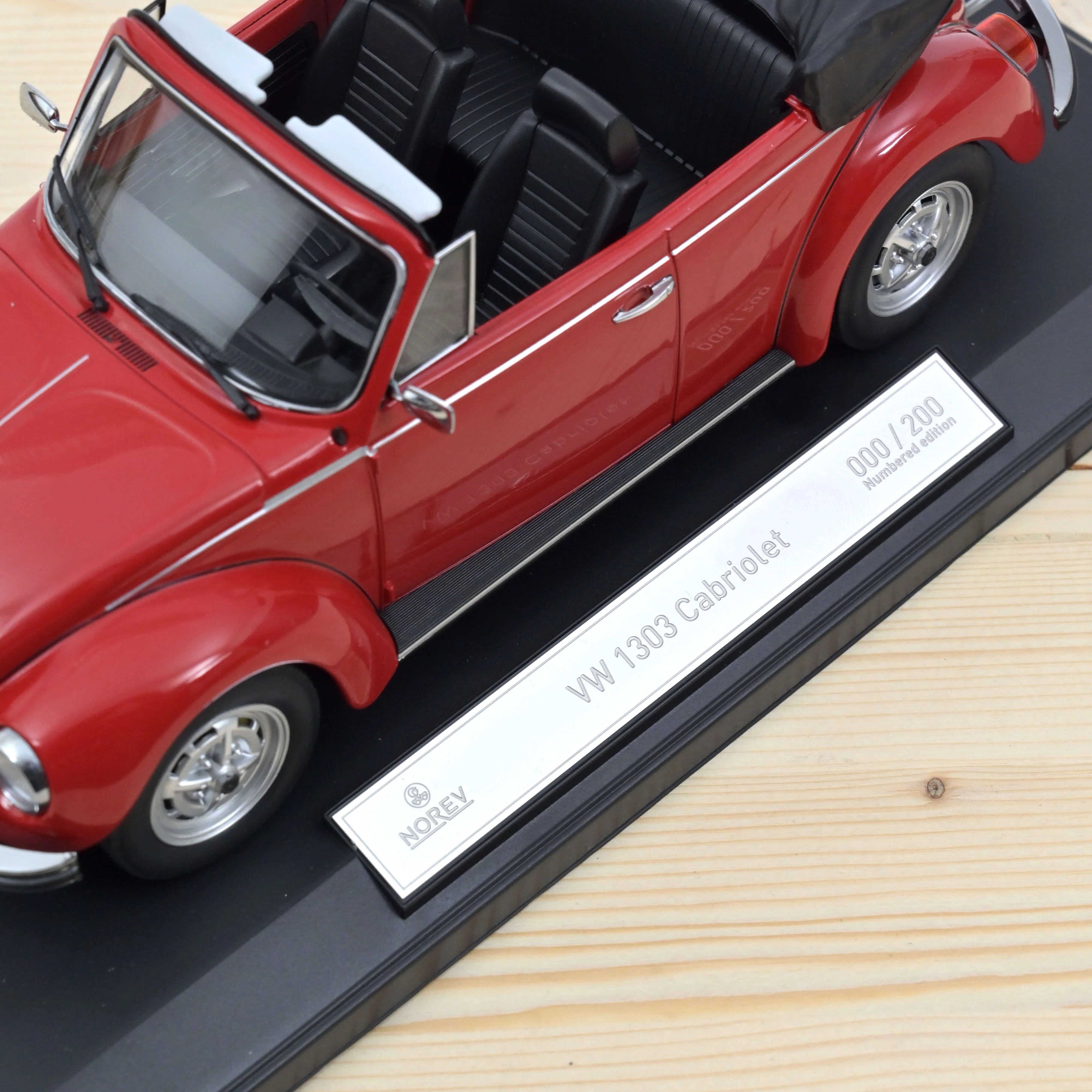 VW 1303 Cabriolet 1976 Rouge 1/18 - 200pcs - Image 3
