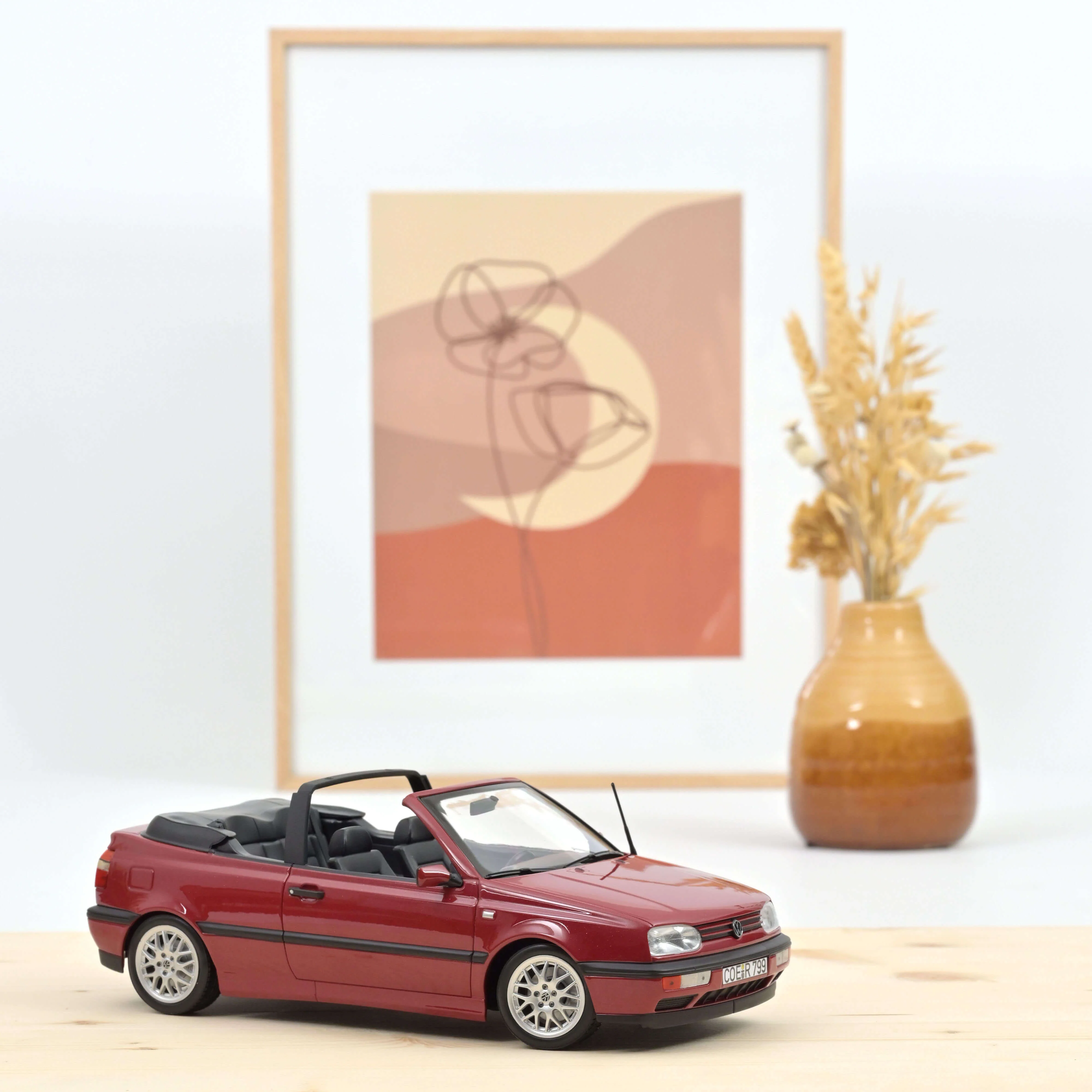 VW Golf Cabriolet 1995 Rouge foncé métallisé 1/18 - 200pcs