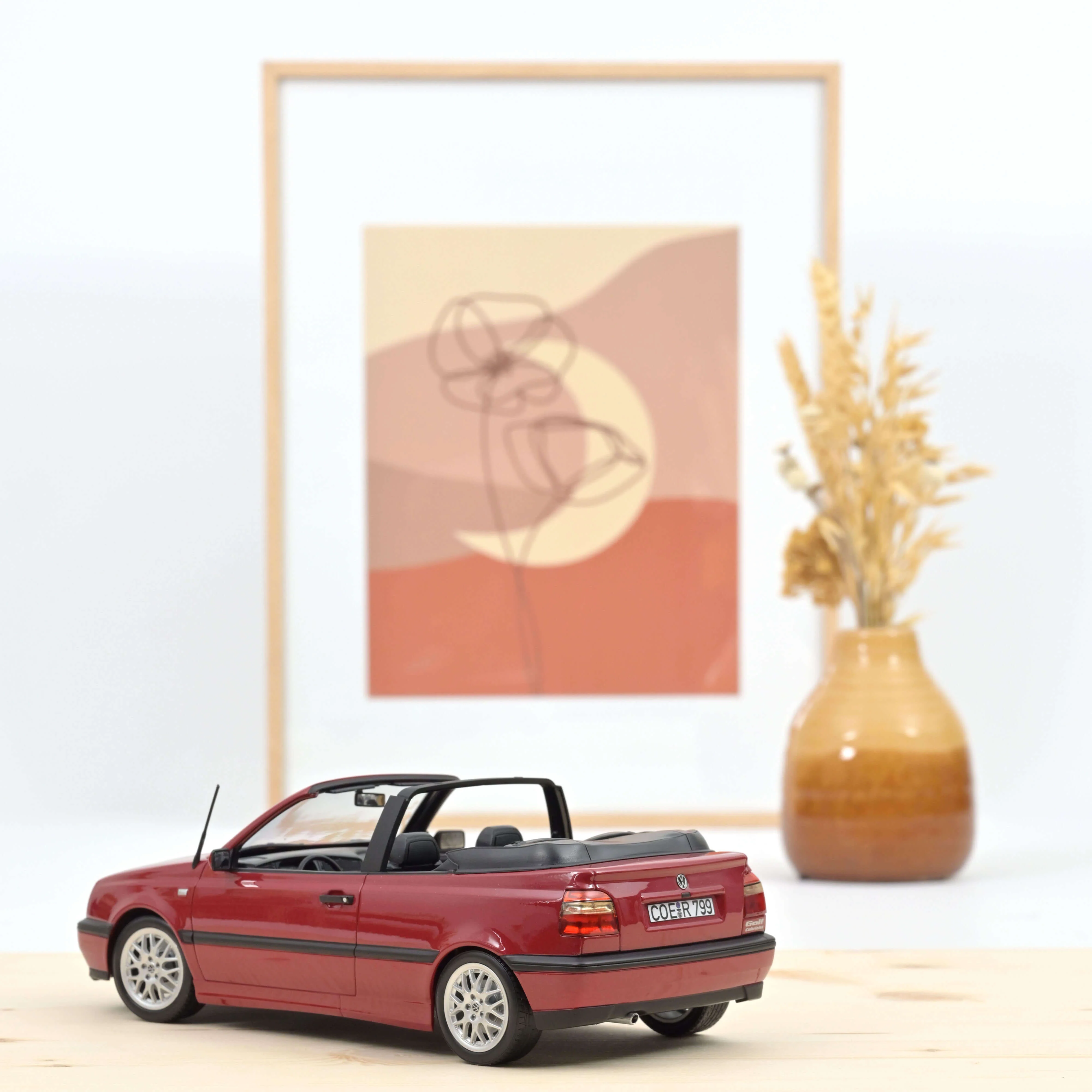 VW Golf Cabriolet 1995 Rouge foncé métallisé 1/18 - 200pcs - Image 2