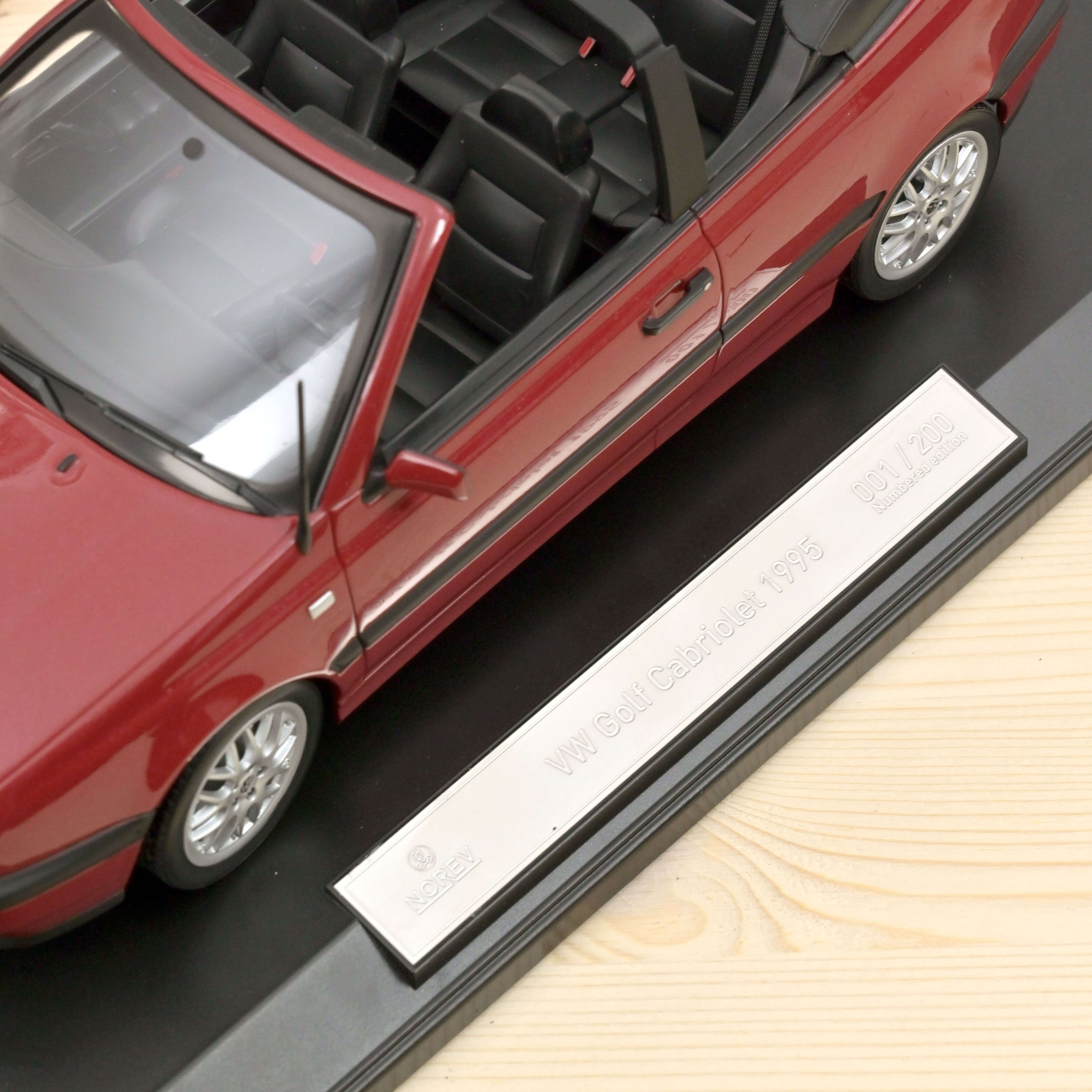 VW Golf Cabriolet 1995 Rouge foncé métallisé 1/18 - 200pcs - Image 3