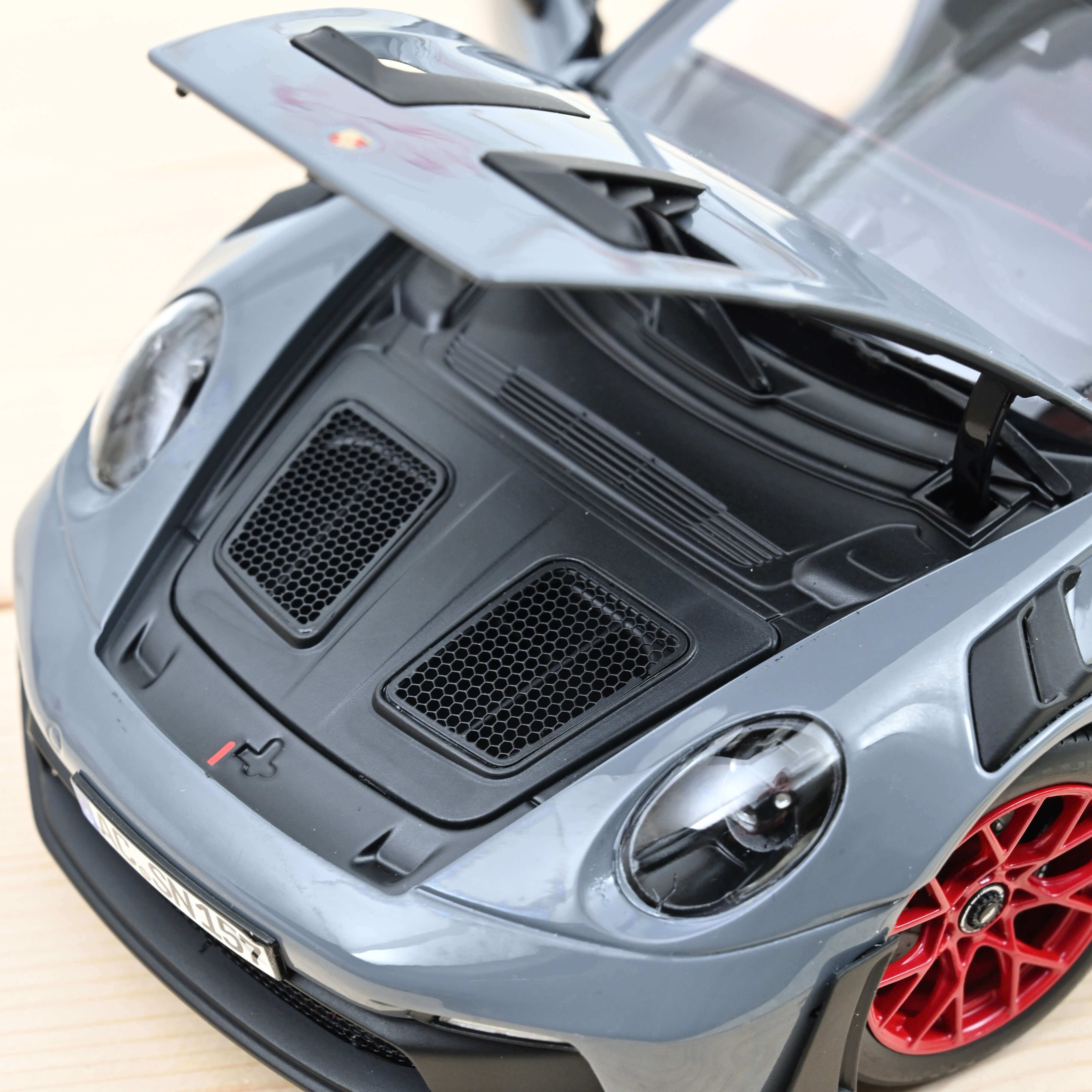 Porsche 911 GT3 RS 2022 Gris arctique et rouge pyro 1/18 - Image 3