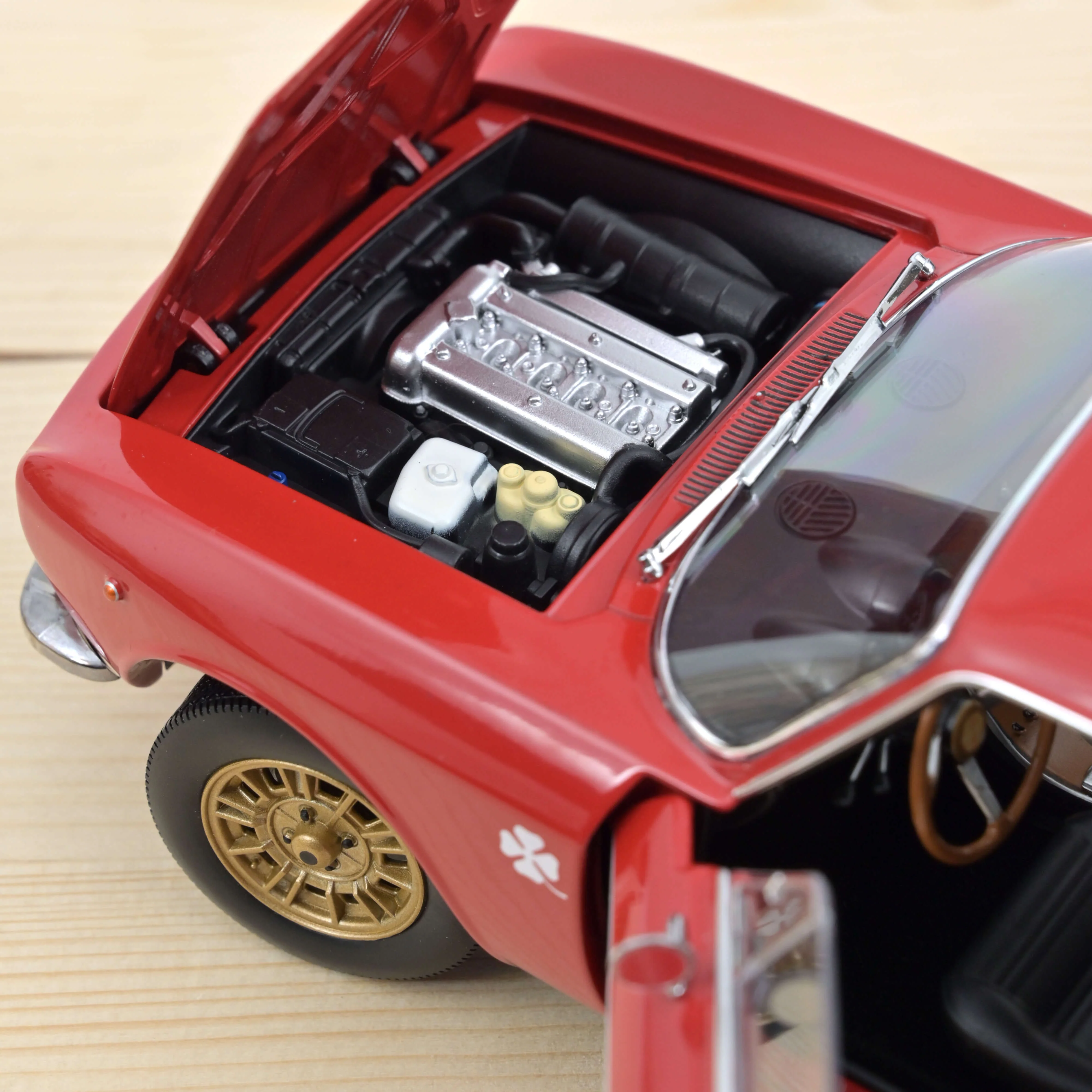 Alfa Romeo 1750 GTV 1970 Rouge 1/18 - 200pcs - Image 3