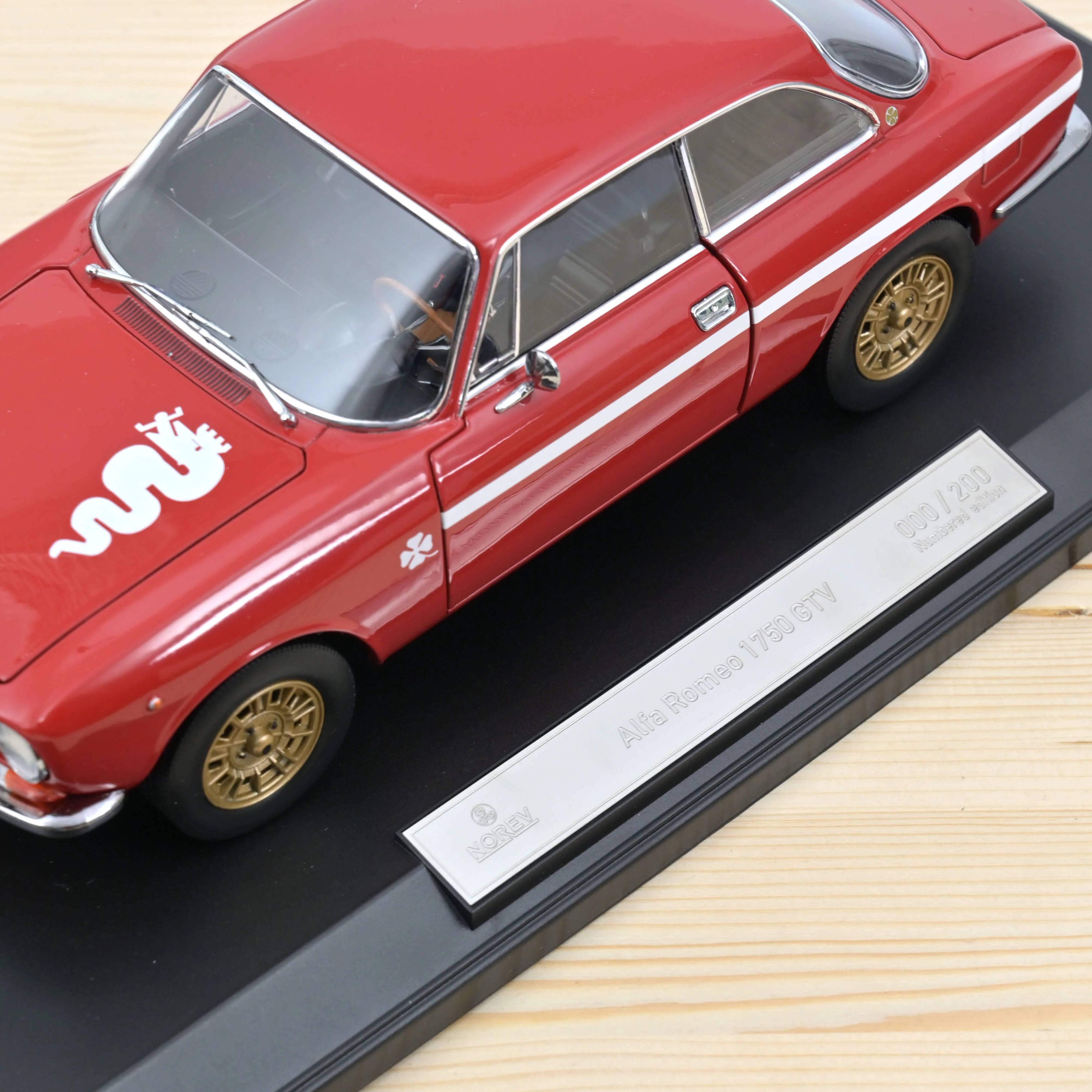 Alfa Romeo 1750 GTV 1970 Rouge 1/18 - 200pcs - Image 4