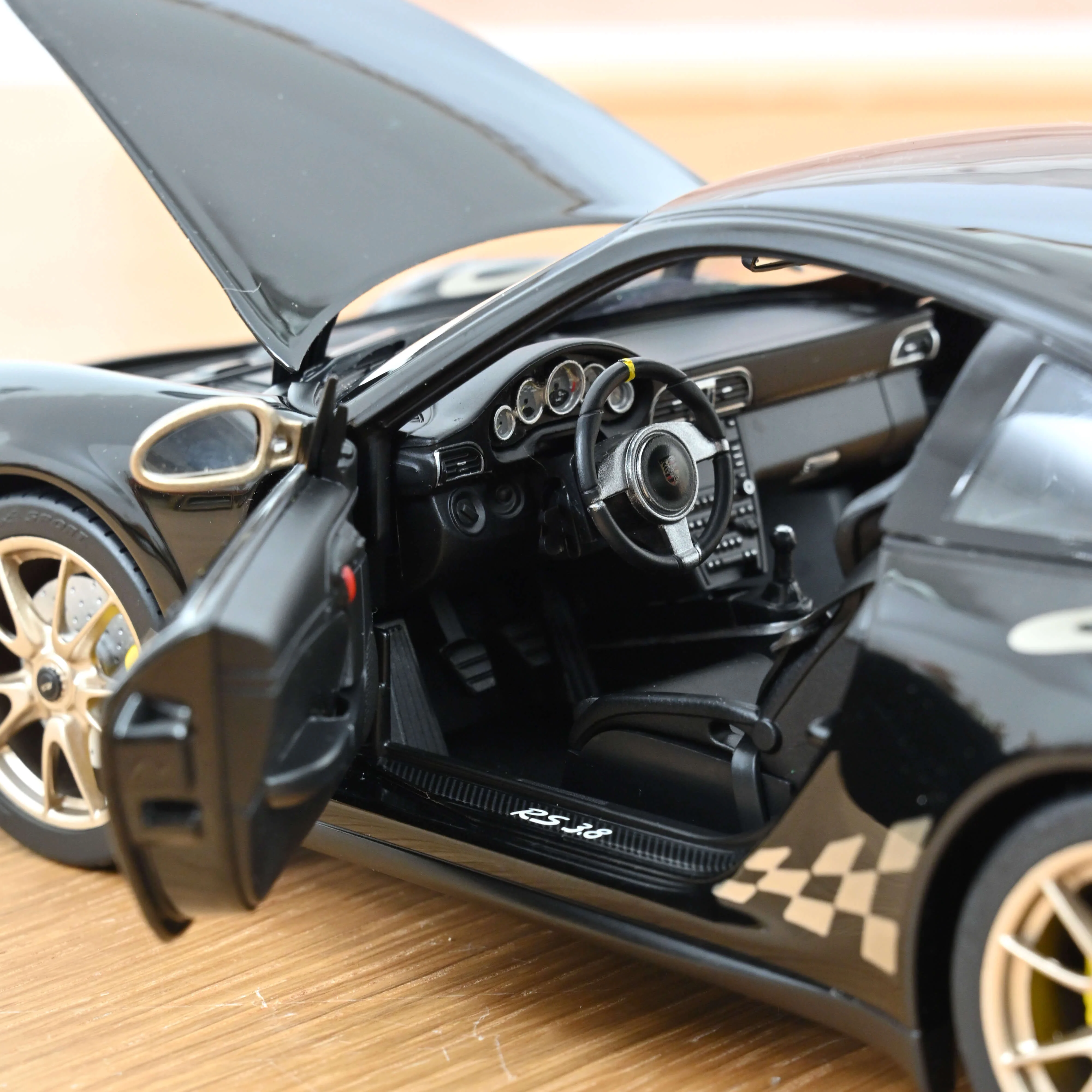 Porsche 911 GT3 RS 2009 Noir et or blanc métallisé 1/18 - Image 4