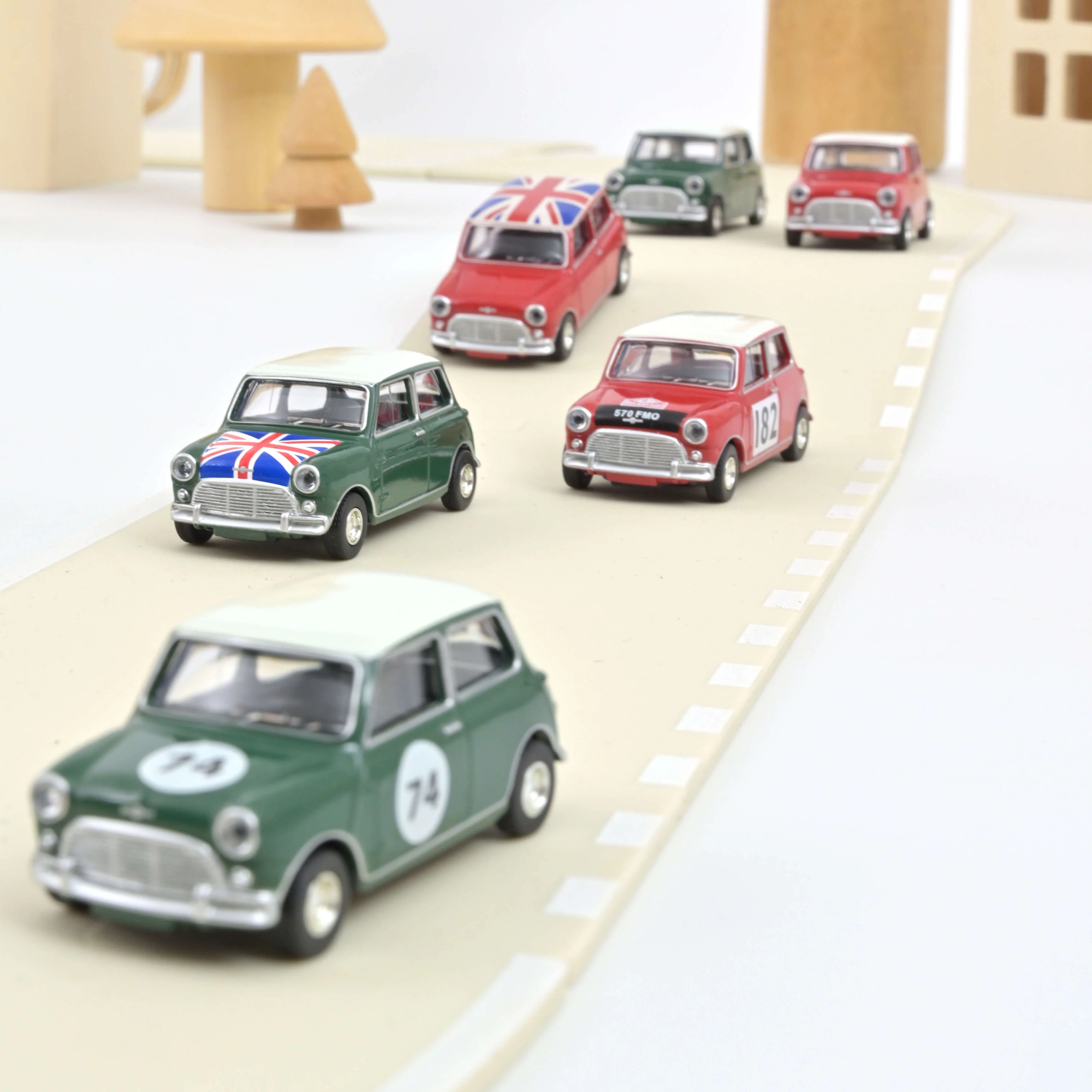 Mini Cooper S 1964 vert amande avec drapeau sur le capot 1/54 - Image 2