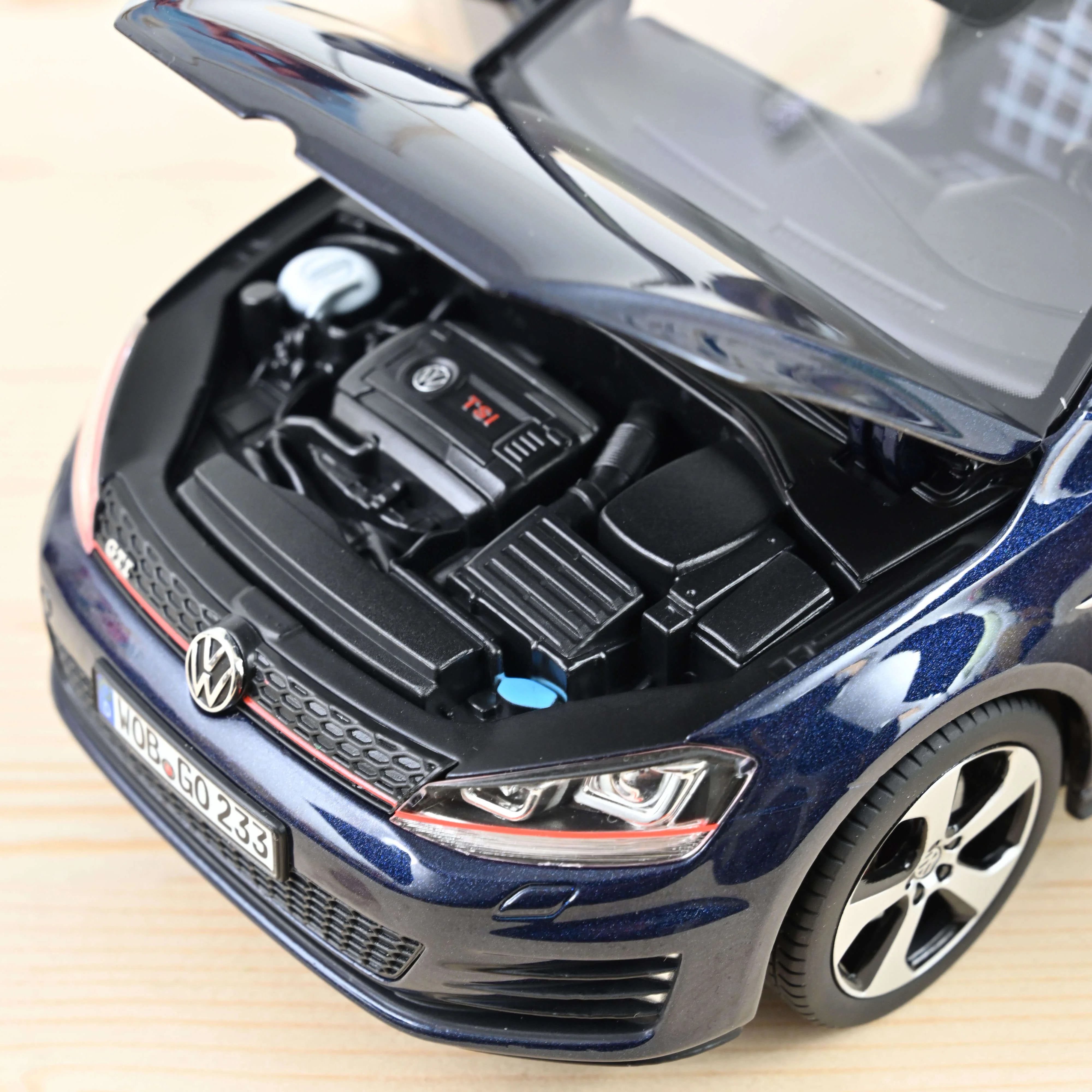 VW Golf GTI 2013 Bleu nuit métallisé 1/18 - 200pcs - Image 3