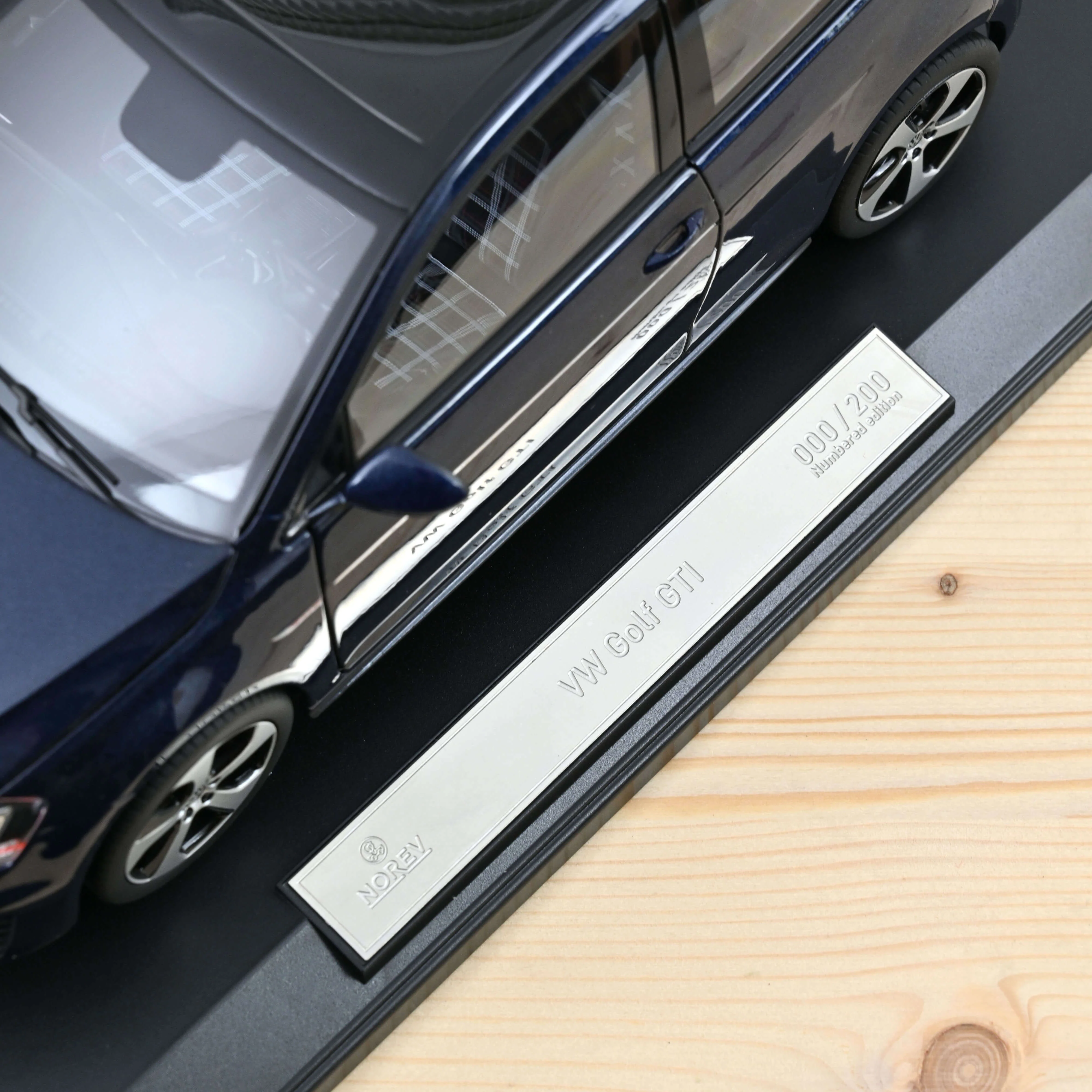 VW Golf GTI 2013 Bleu nuit métallisé 1/18 - 200pcs - Image 4