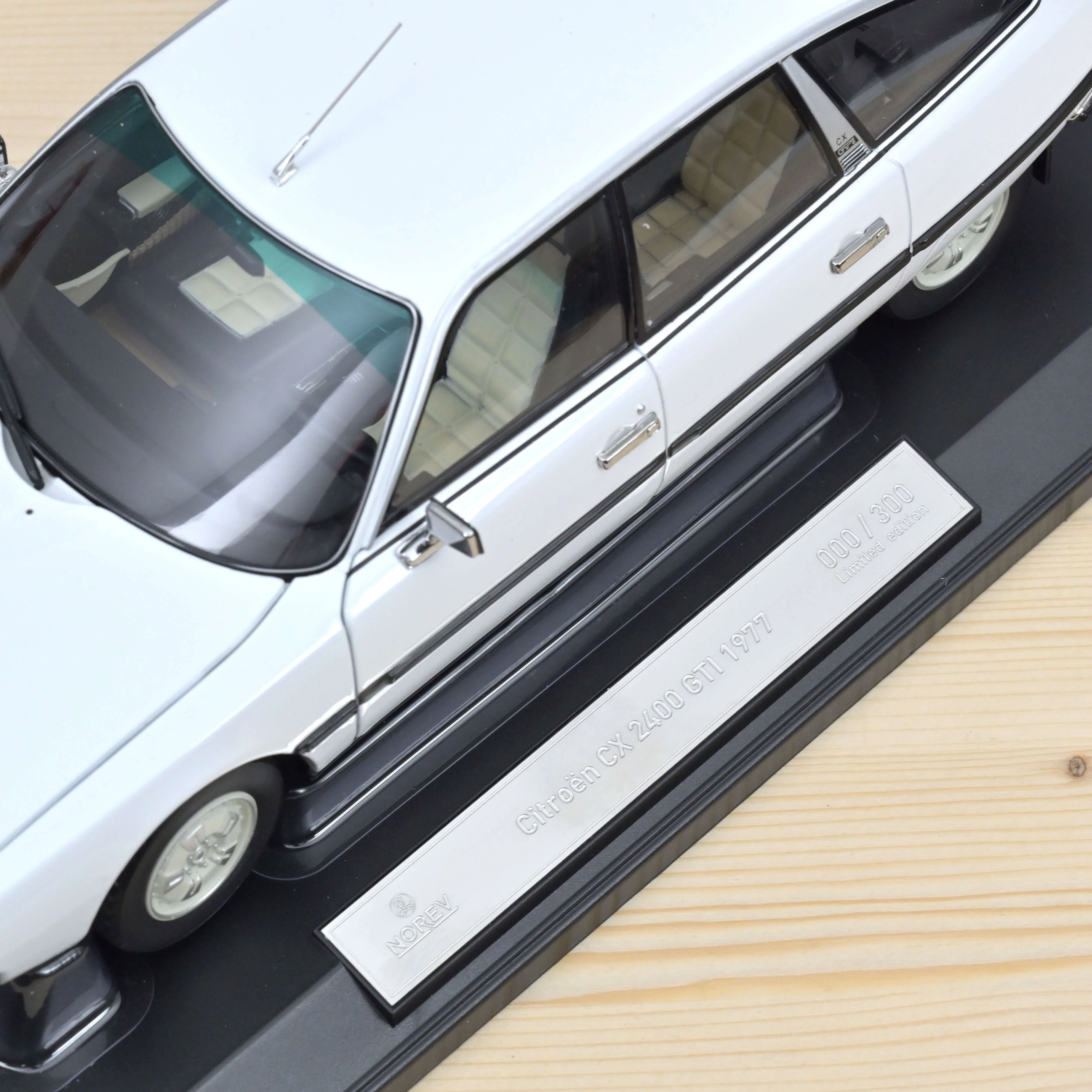 Citroën CX 2400 GTI 1977 Blanc 1/18 - 300pcs - Image 4