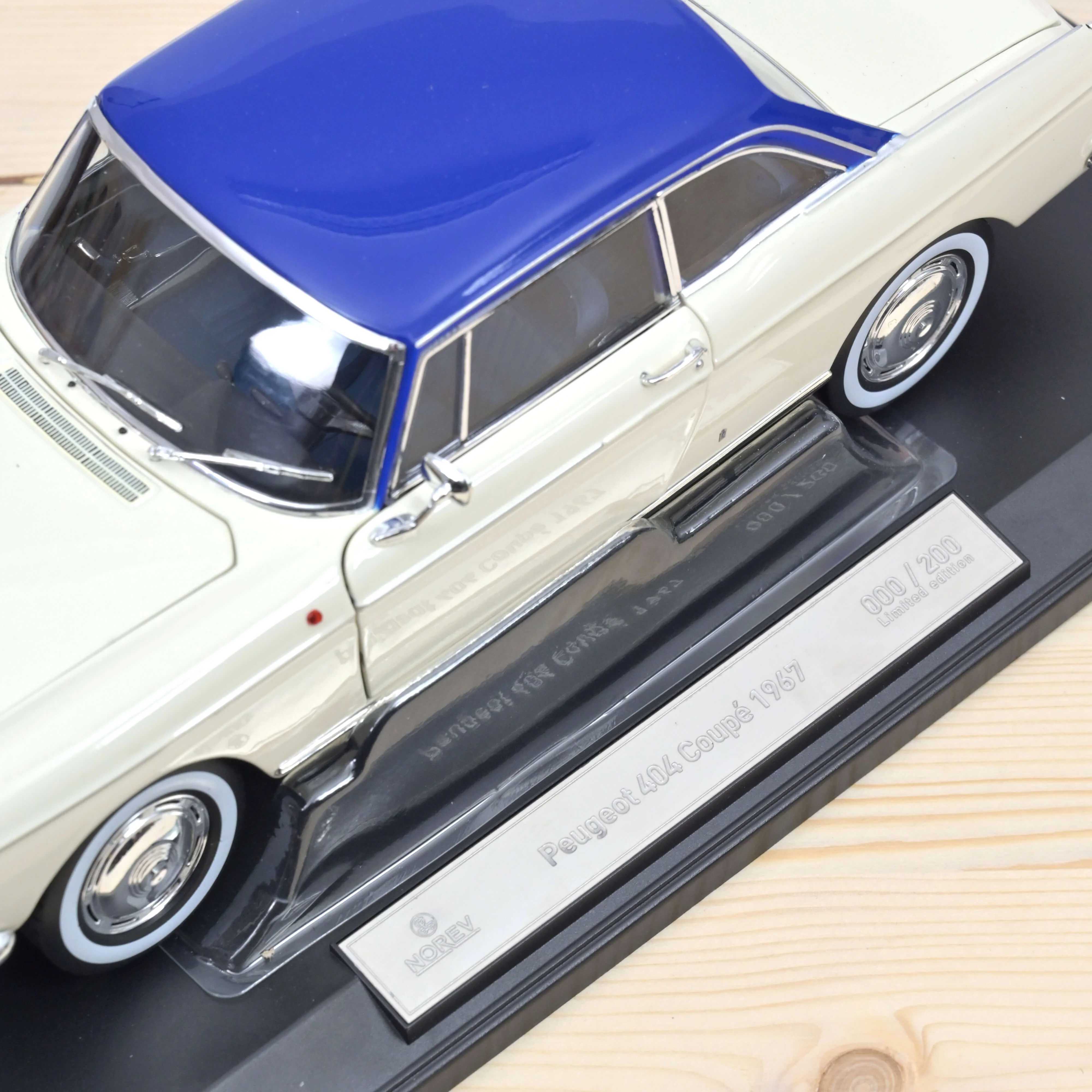 Peugeot 404 Coupé 1967 Crème et Bleu 1/18 - 200pcs - Image 3