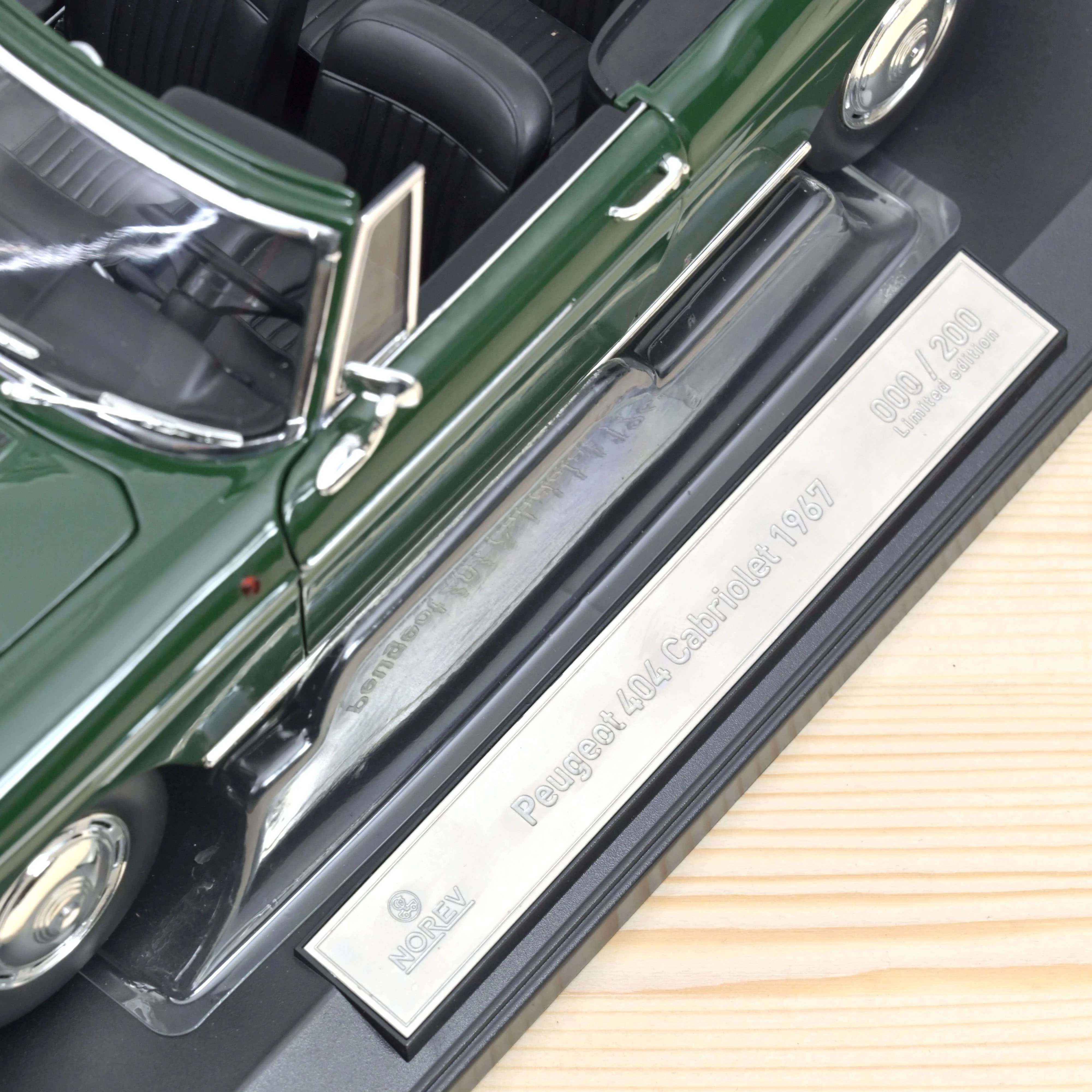 Peugeot 404 Cabriolet 1967 Vert Antique 1/18 - 200pcs - Image 5